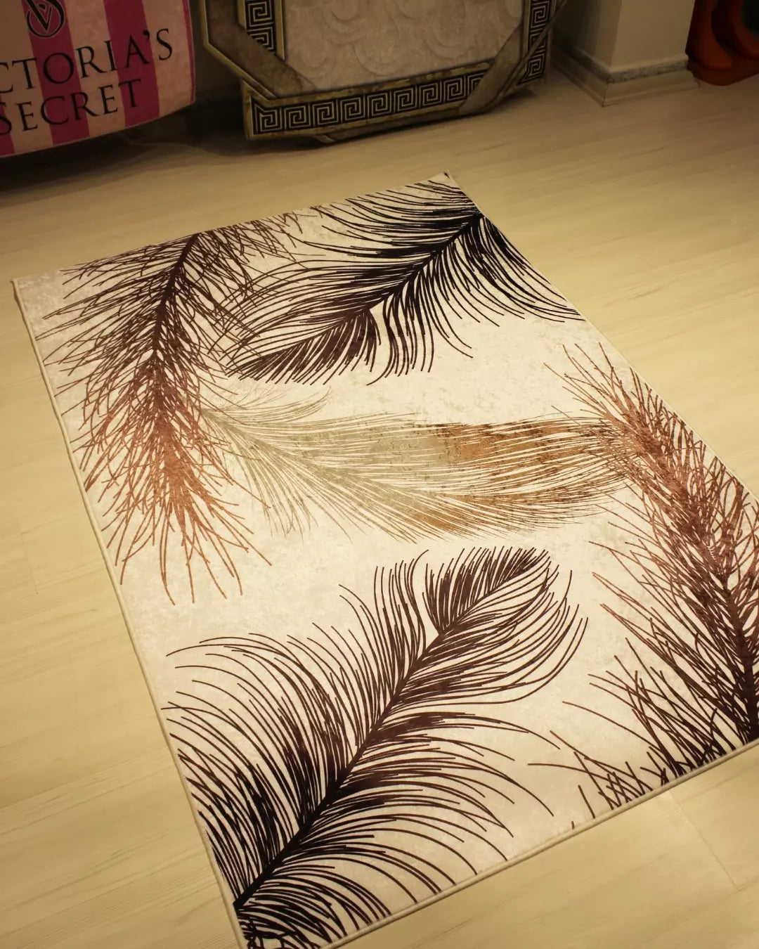 Kahve Zemin Yaprak ve Dal Desenli Halı – Süngerli Yüzey, Kaymaz Taban, Makinede Yıkanabilir3