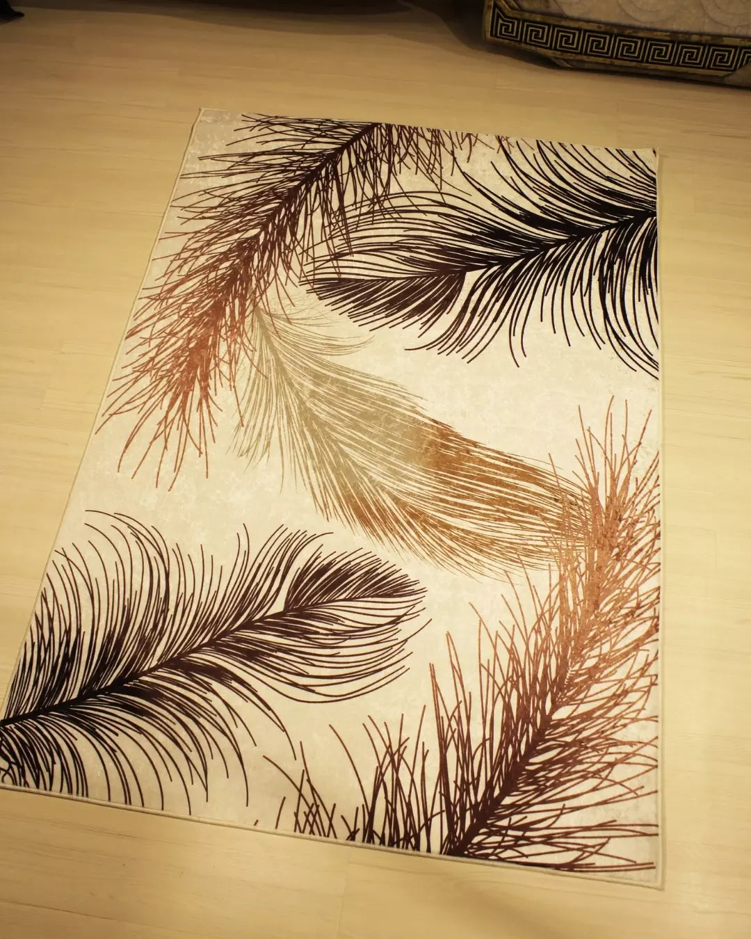 Kahve Zemin Yaprak ve Dal Desenli Halı – Süngerli Yüzey, Kaymaz Taban, Makinede Yıkanabilir1