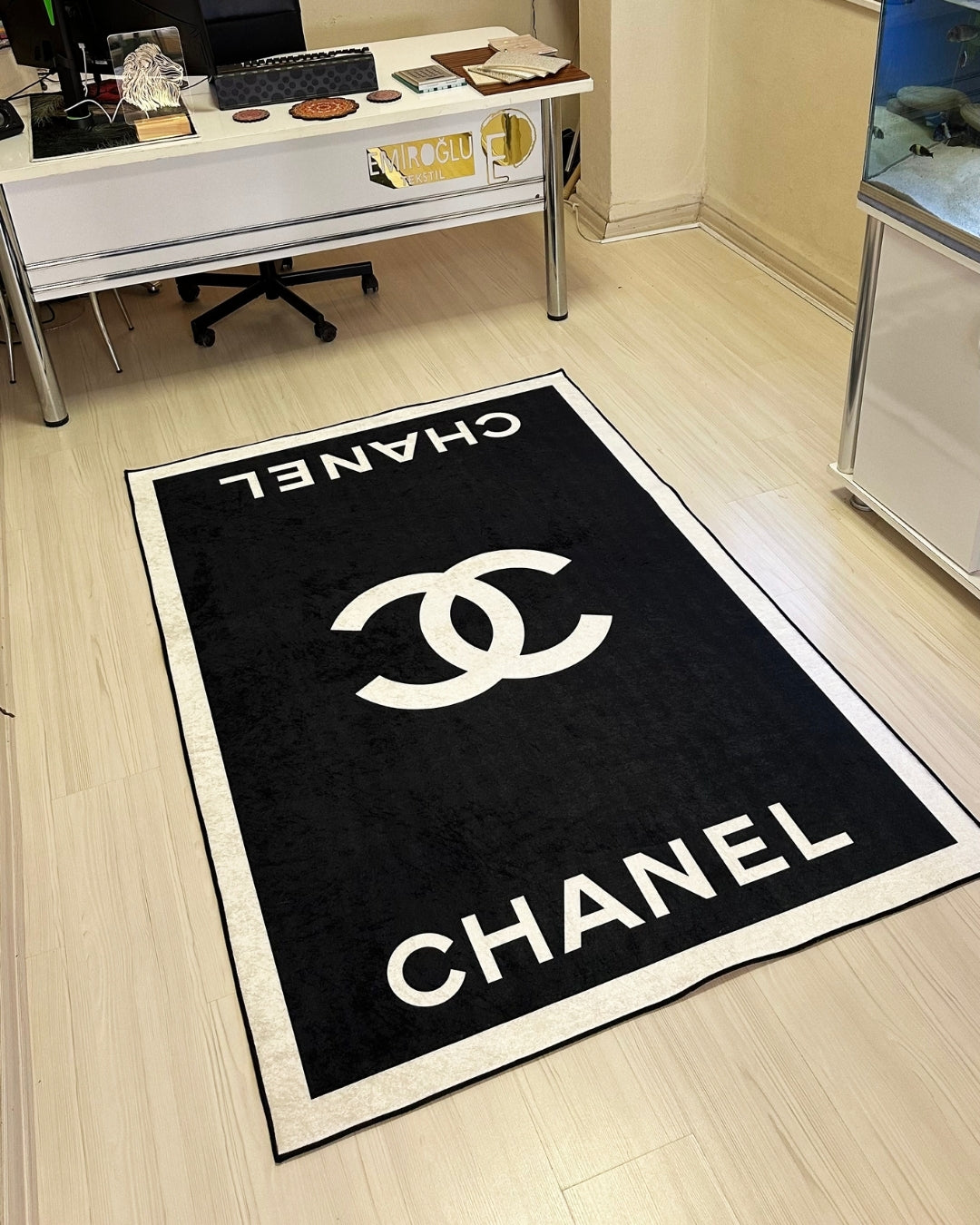 Siyah Zemin Marka Logolu Deri Taban Dijital Baskı Chanel Halı 1