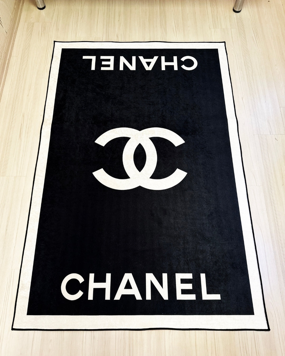 Siyah Zemin Marka Logolu Deri Taban Dijital Baskı Chanel Halı 2