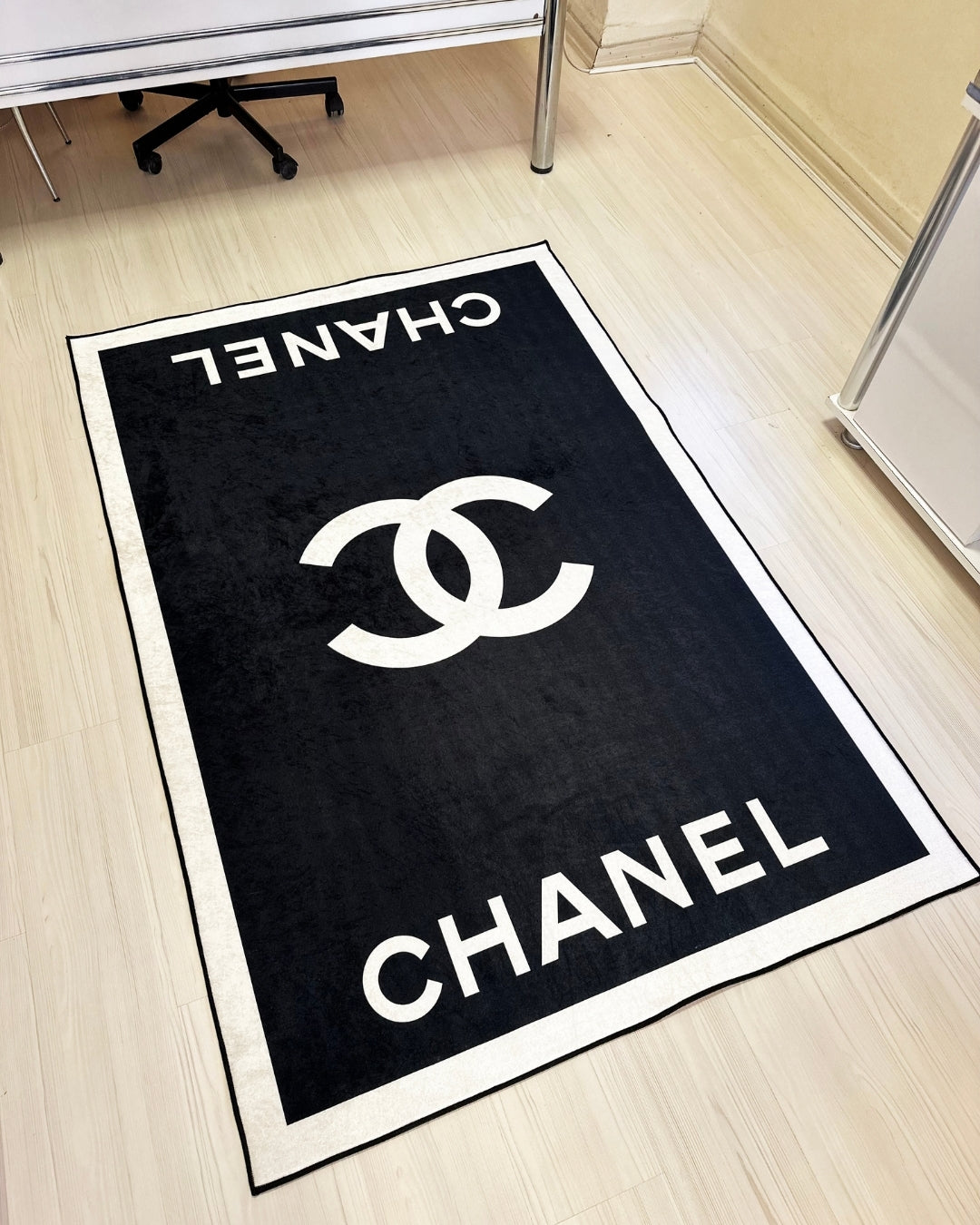 Siyah Zemin Marka Logolu Deri Taban Dijital Baskı Chanel Halı 3