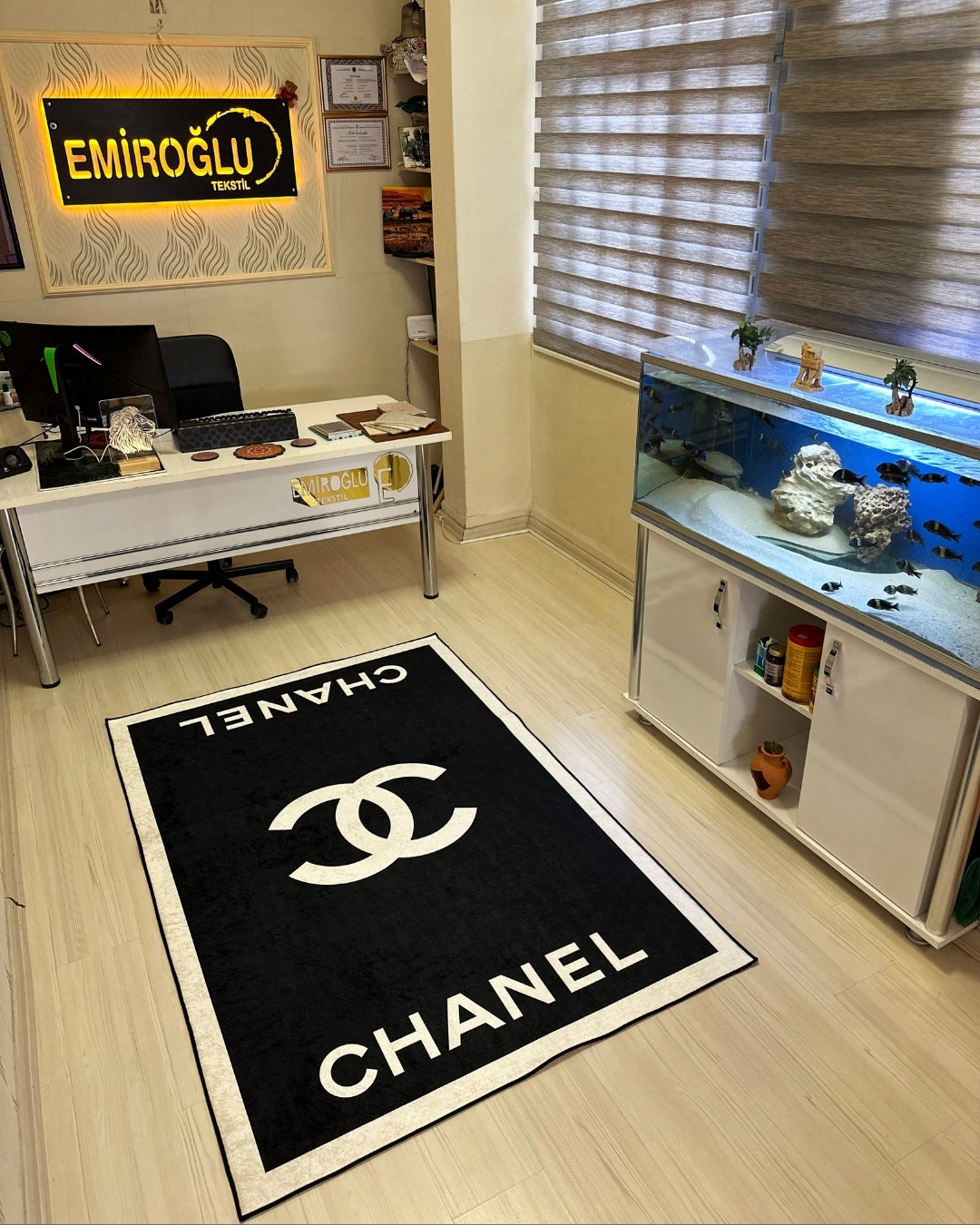 Siyah Zemin Marka Logolu Deri Taban Dijital Baskı Chanel Halı 4