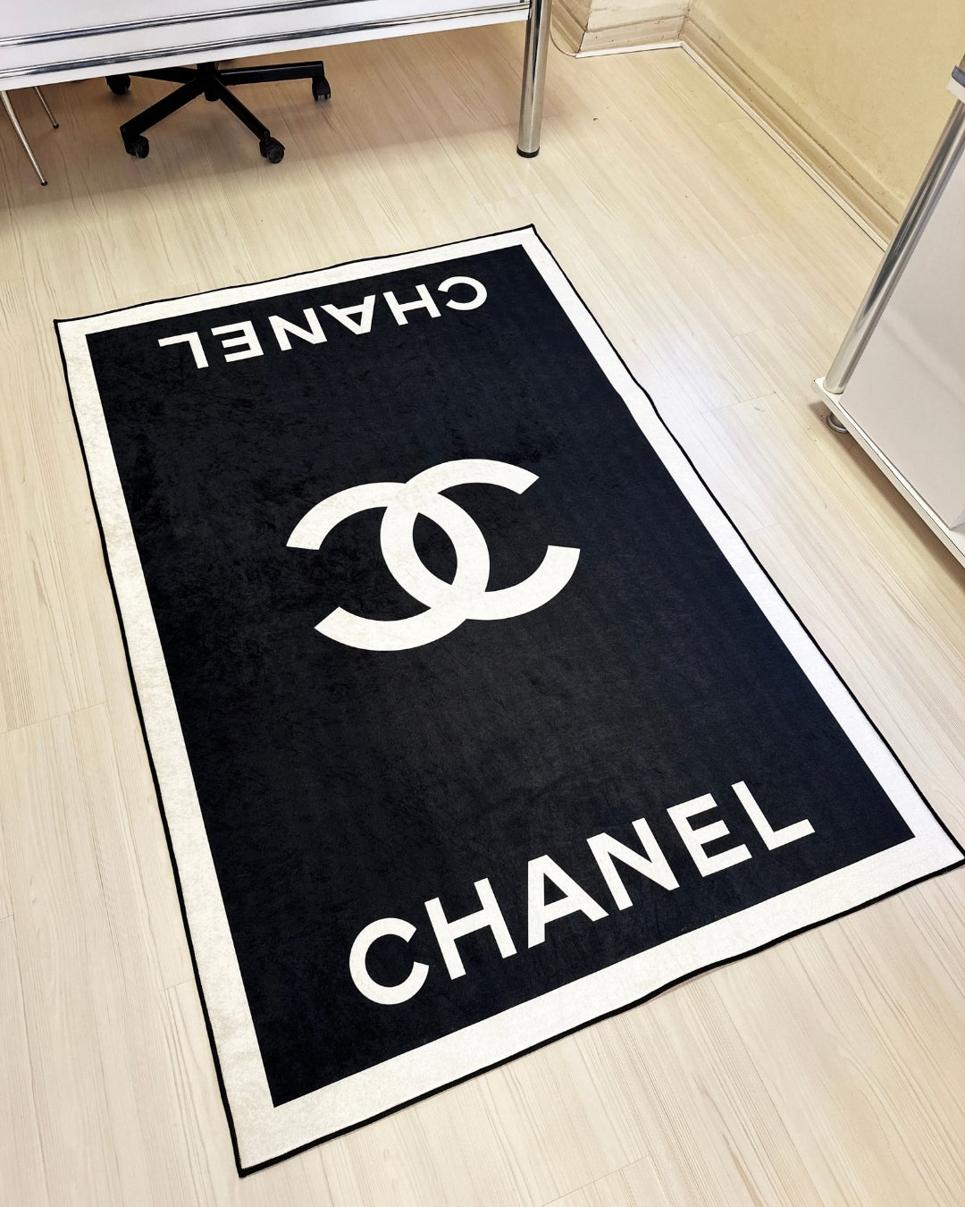 Siyah Zemin Marka Logolu Deri Taban Dijital Baskı Chanel Halı 5