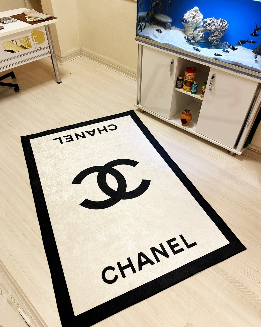 Krem Zemin Marka Logolu Deri Taban Dijital Baskı Chanel Halı 1