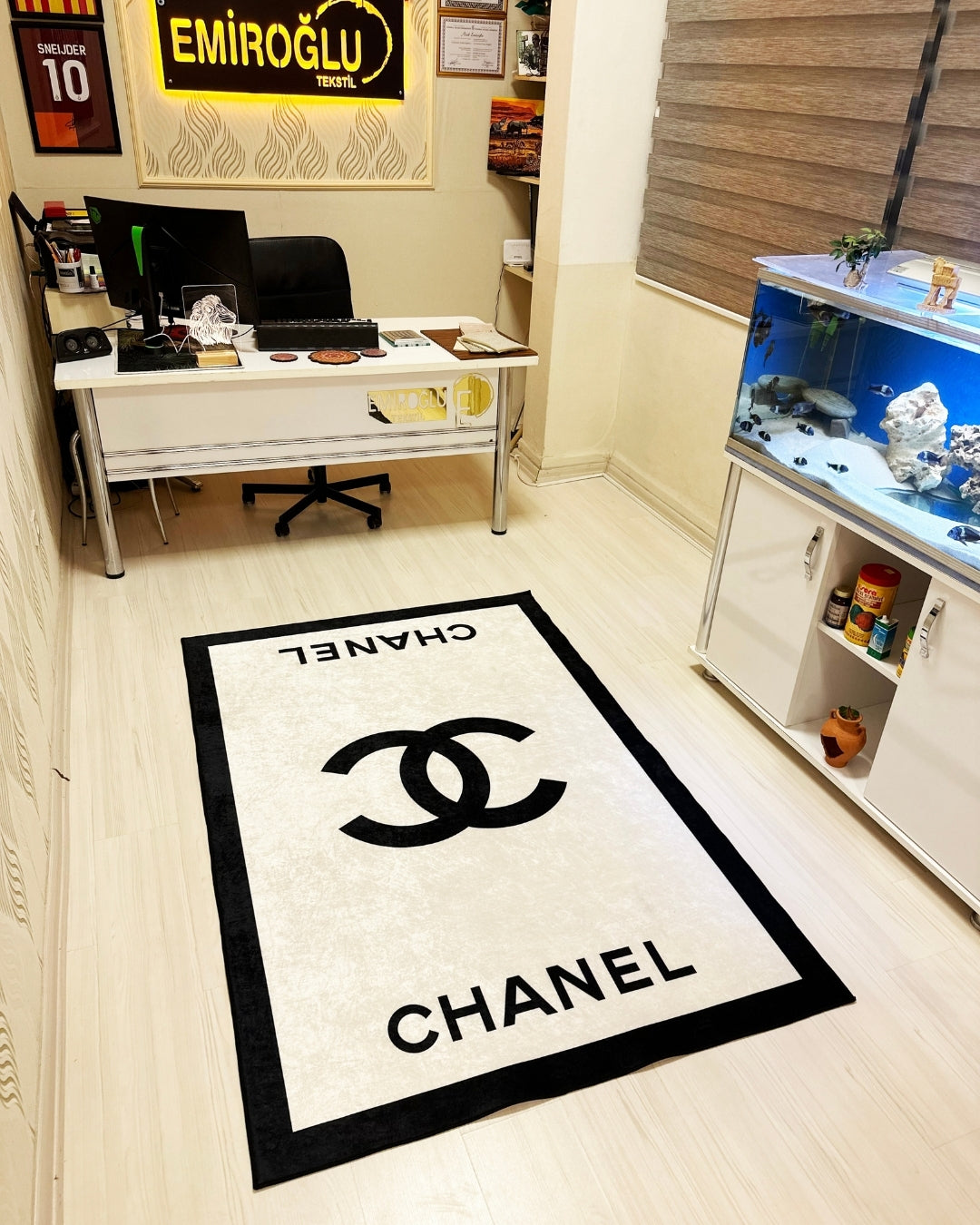 Krem Zemin Marka Logolu Deri Taban Dijital Baskı Chanel Halı 2