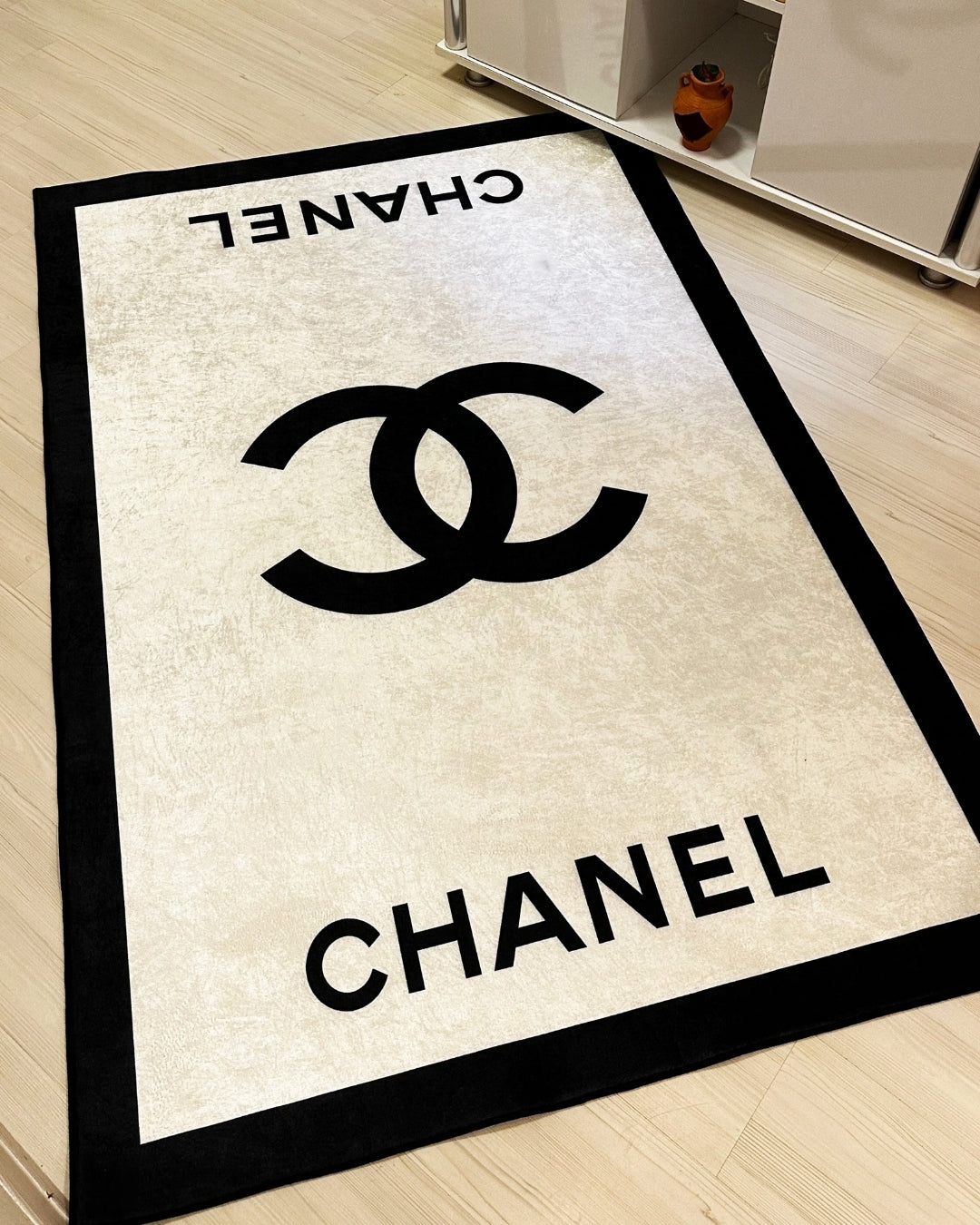 Krem Zemin Marka Logolu Deri Taban Dijital Baskı Chanel Halı 4