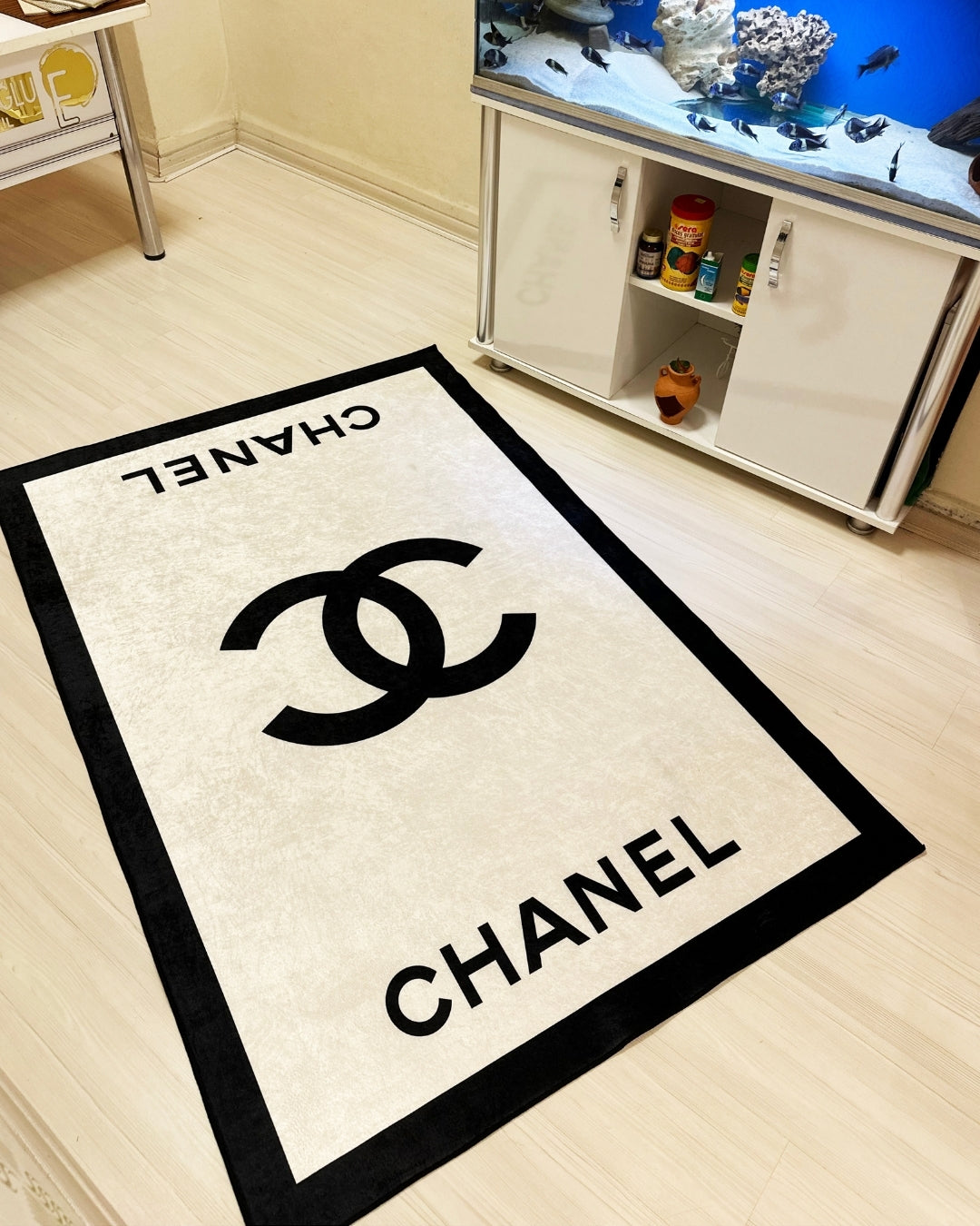 Krem Zemin Marka Logolu Deri Taban Dijital Baskı Chanel Halı 5