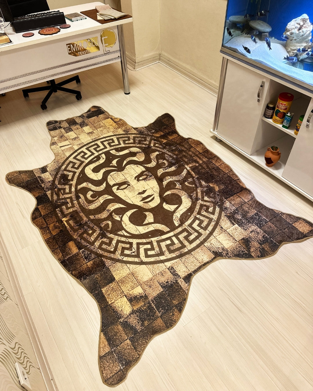 Medusa Motifli Gerçek Post Şeklinde Özel Kesim Dijital Baskı Deri Tabanlı Versace Halı