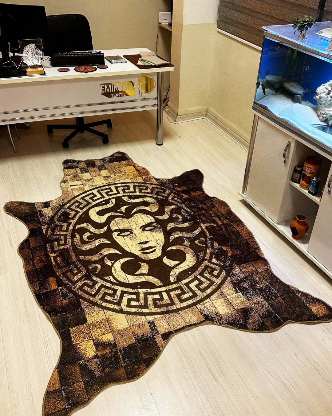 Medusa Motifli Gerçek Post Şeklinde Özel Kesim Dijital Baskı Deri Tabanlı Versace Halı1