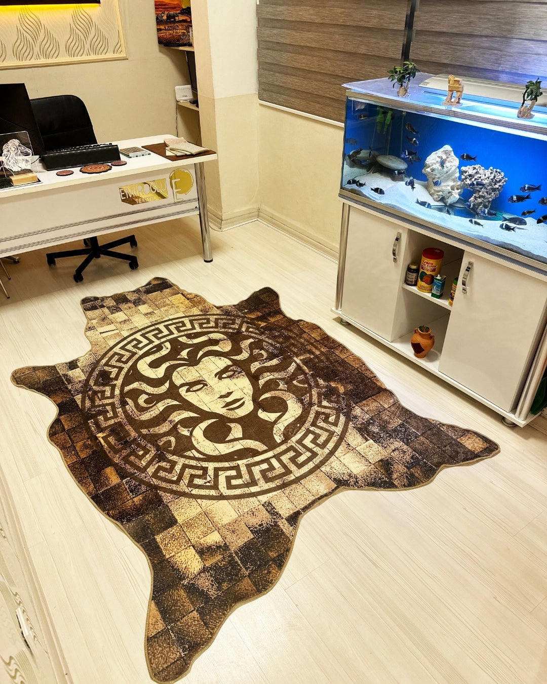 Medusa Motifli Gerçek Post Şeklinde Özel Kesim Dijital Baskı Deri Tabanlı Versace Halı2