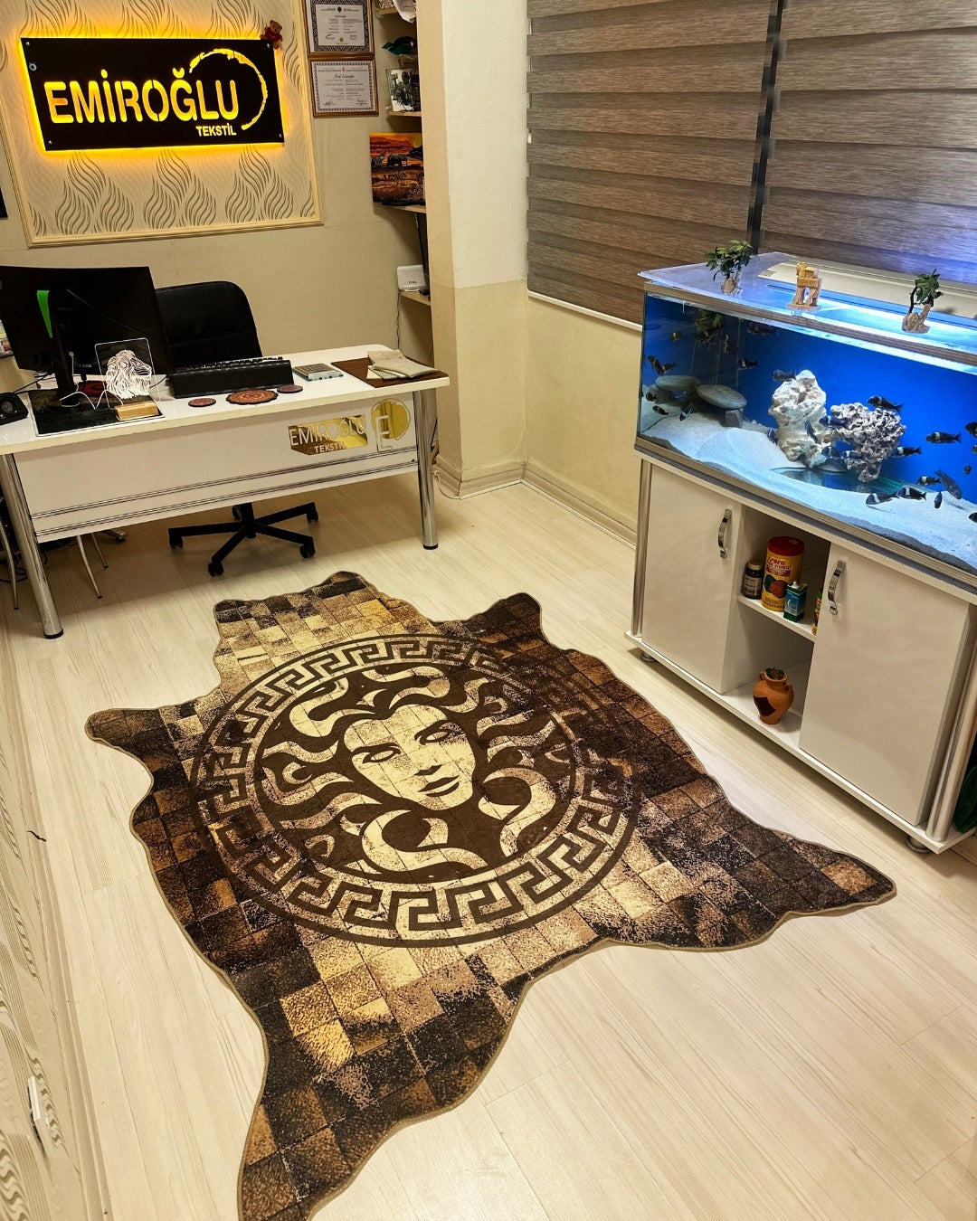 Medusa Motifli Gerçek Post Şeklinde Özel Kesim Dijital Baskı Deri Tabanlı Versace Halı3