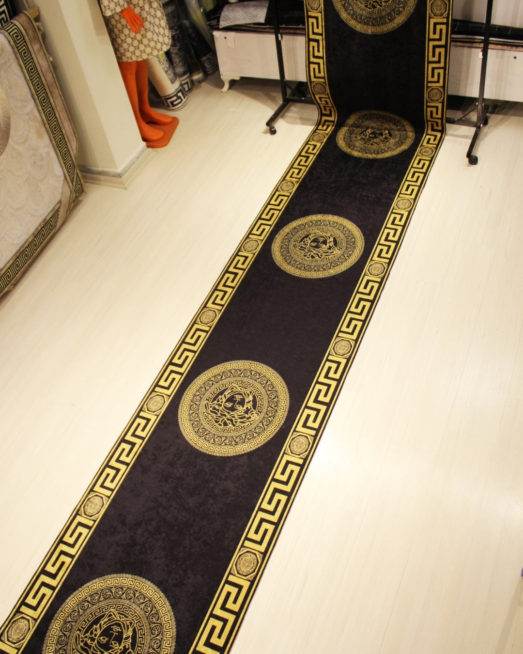 Medusa Motifli Gold-Siyah Deri Taban Dijital Baskı Versace Halı 5