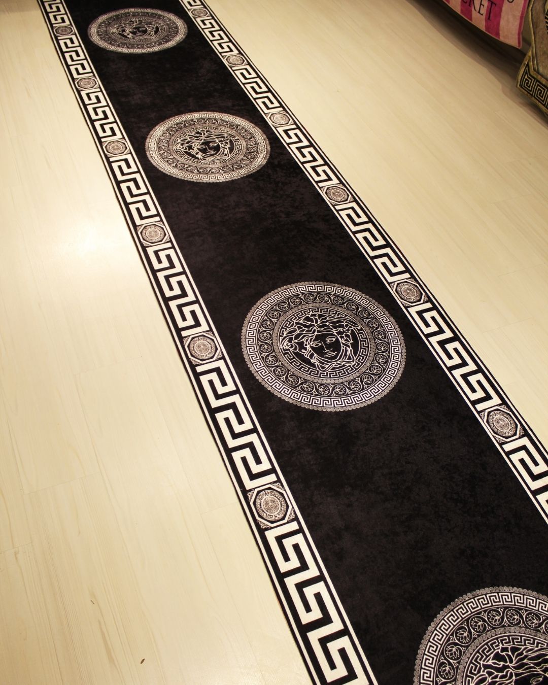 Medusa Motifli Siyah Deri Taban Dijital Baskı Versace Halı 3
