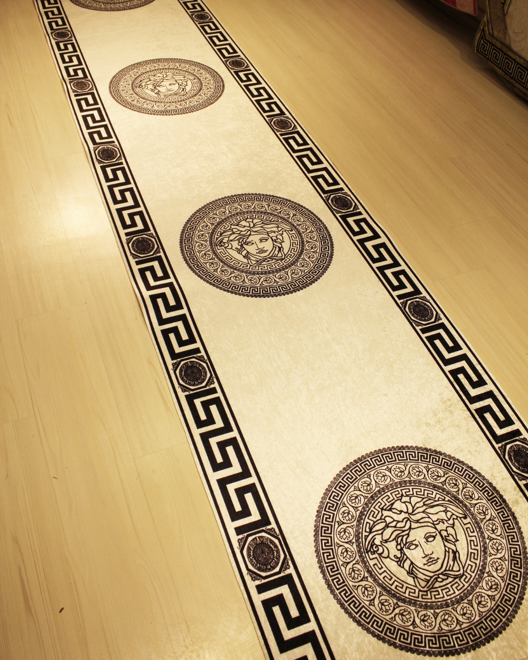 Medusa Motifli Siyah-Beyaz Deri Taban Dijital Baskı Versace Halı 4