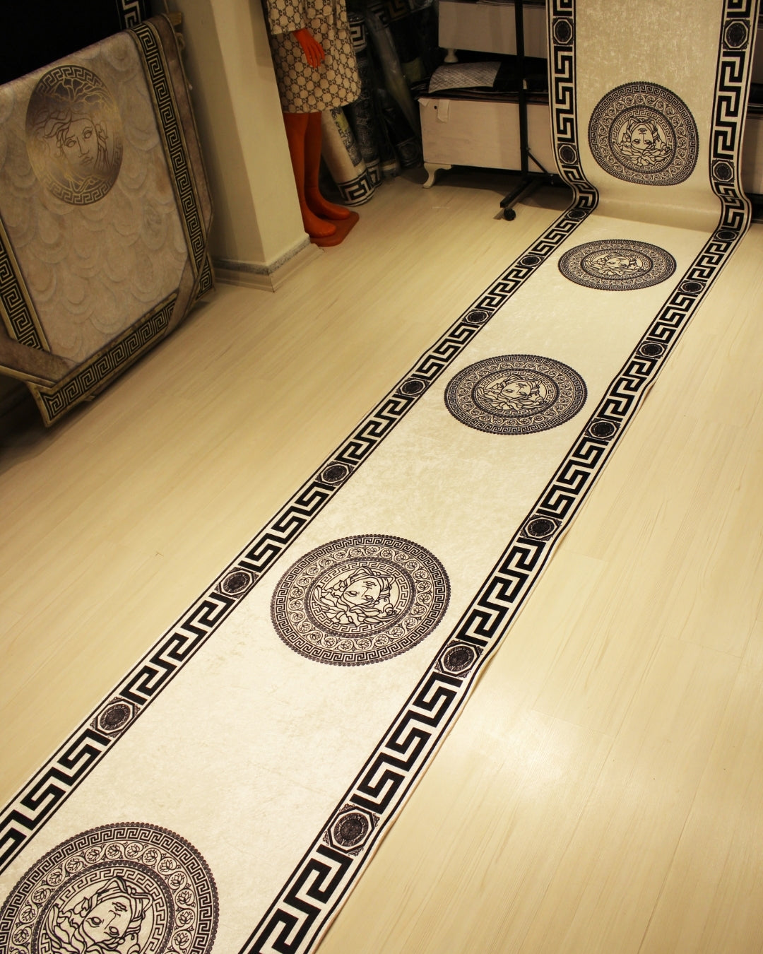 Medusa Motifli Siyah-Beyaz Deri Taban Dijital Baskı Versace Halı 6