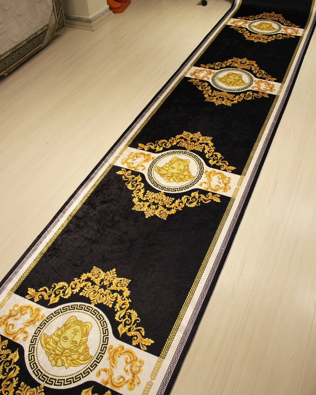 Medusa Motifli Gold Varaklı Siyah Deri Taban Dijital Baskı Versace Halı 3