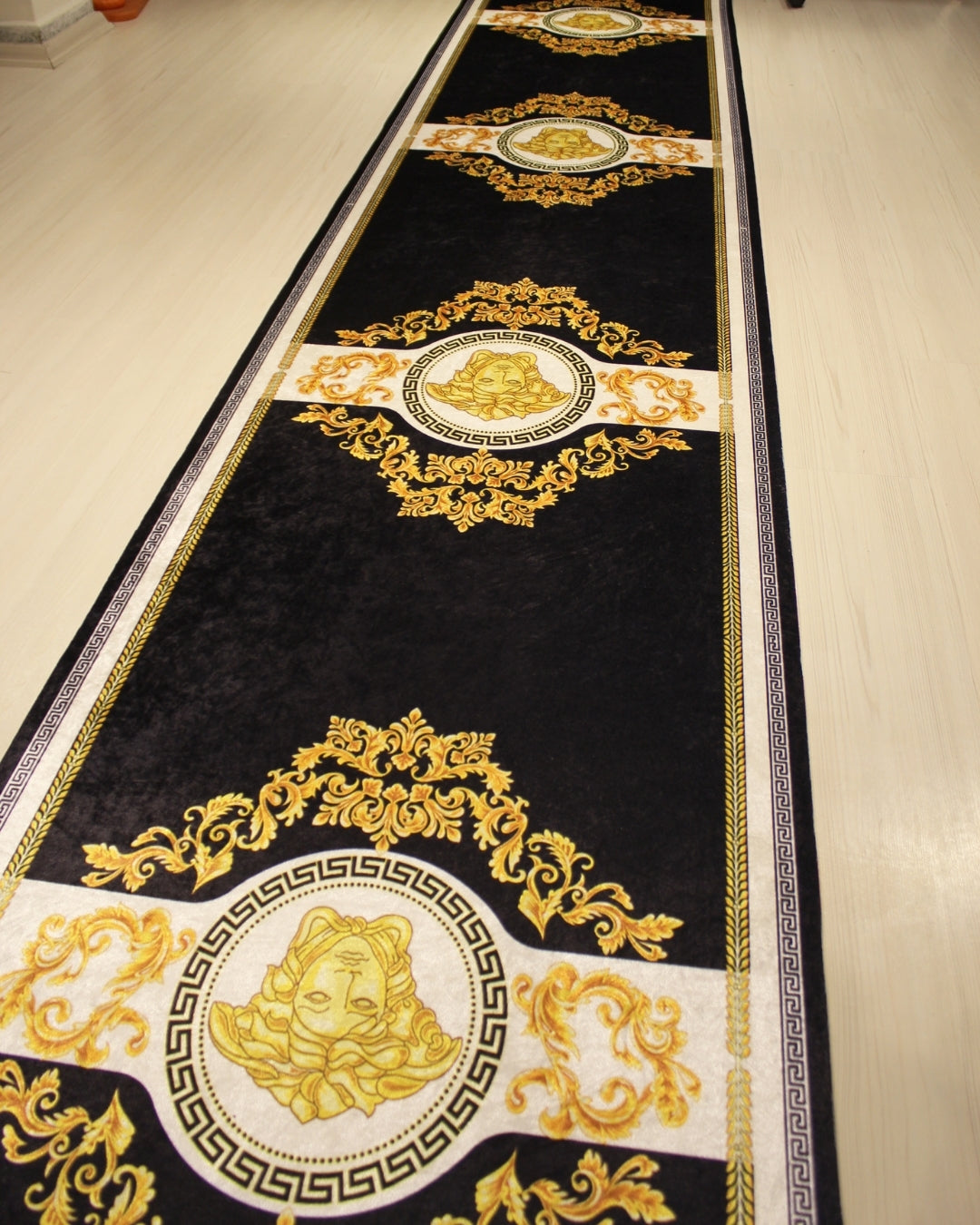Medusa Motifli Gold Varaklı Siyah Deri Taban Dijital Baskı Versace Halı 4