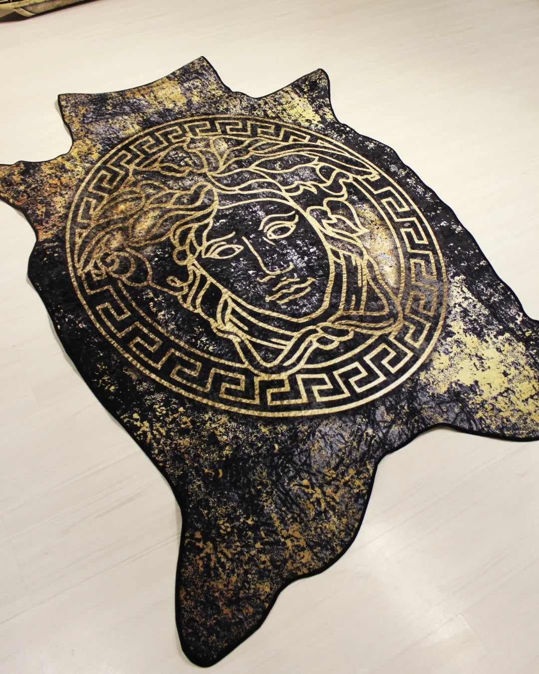 Gerçek Post Kesim Medusa Motifli Süngerli Yüzey Makinede Yıkanabilir Deri Tabanlı Versace Halı2