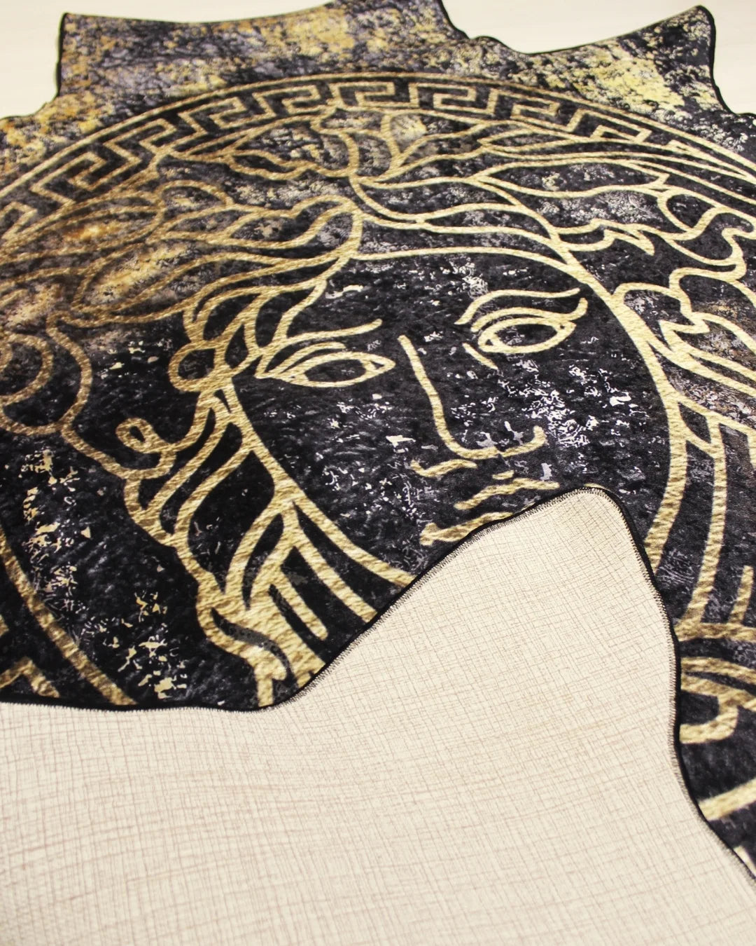 Gerçek Post Kesim Medusa Motifli Süngerli Yüzey Makinede Yıkanabilir Deri Tabanlı Versace Halı4