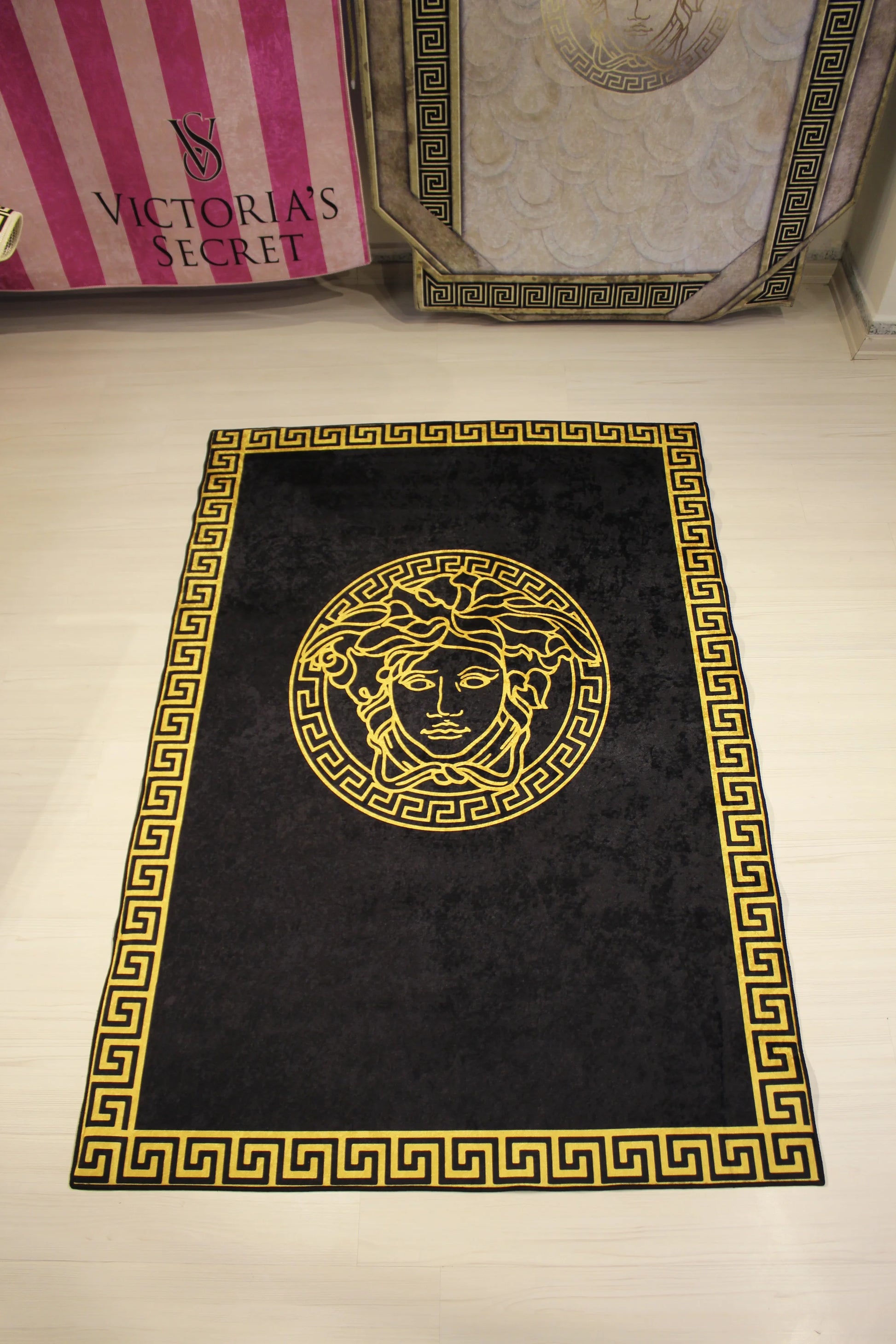 Medusa Motif Gold-Siyah Versace Halı – Kaymaz Taban, Makinede Yıkanabilir3