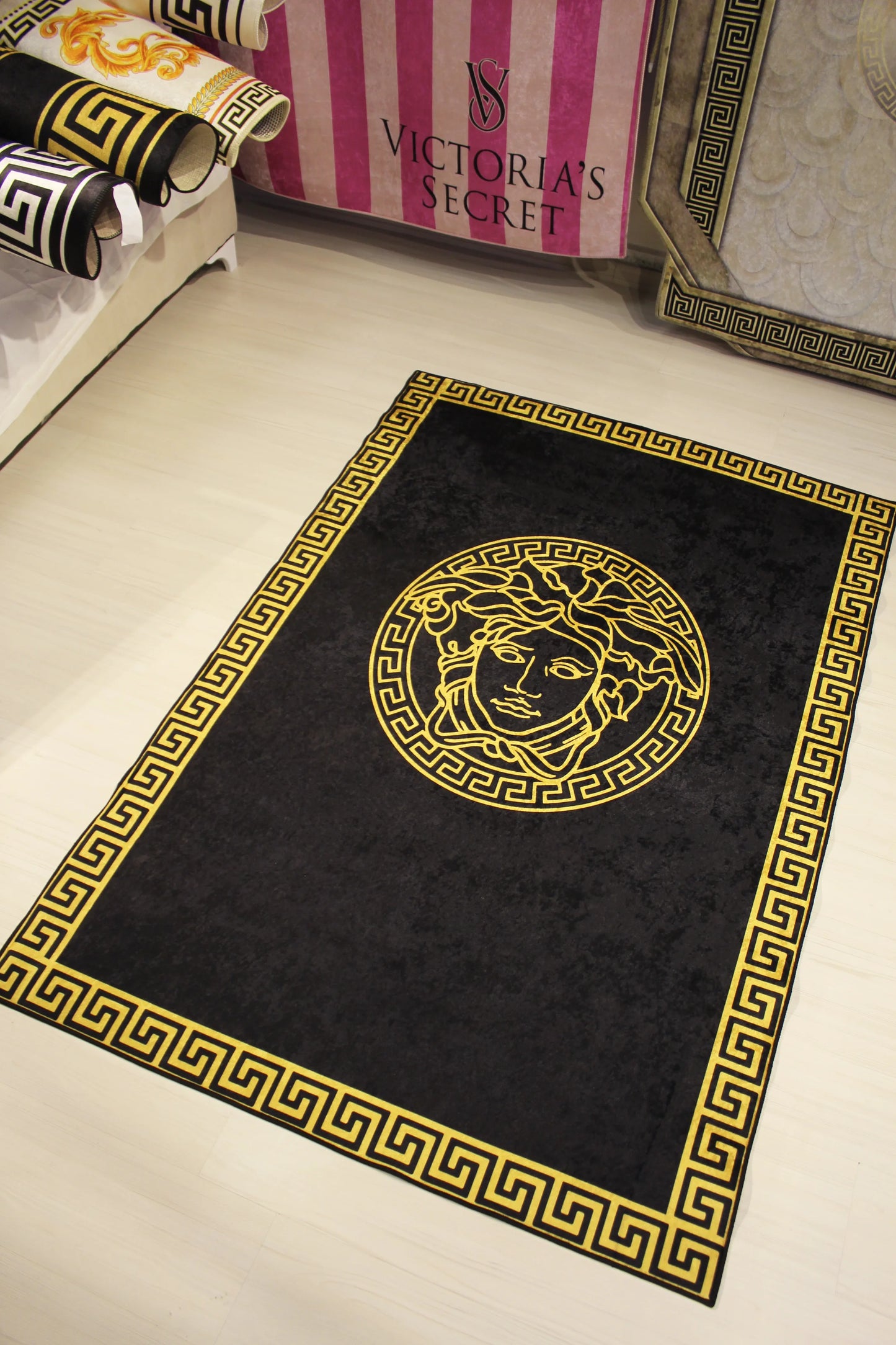 Medusa Motif Gold-Siyah Versace Halı – Kaymaz Taban, Makinede Yıkanabilir