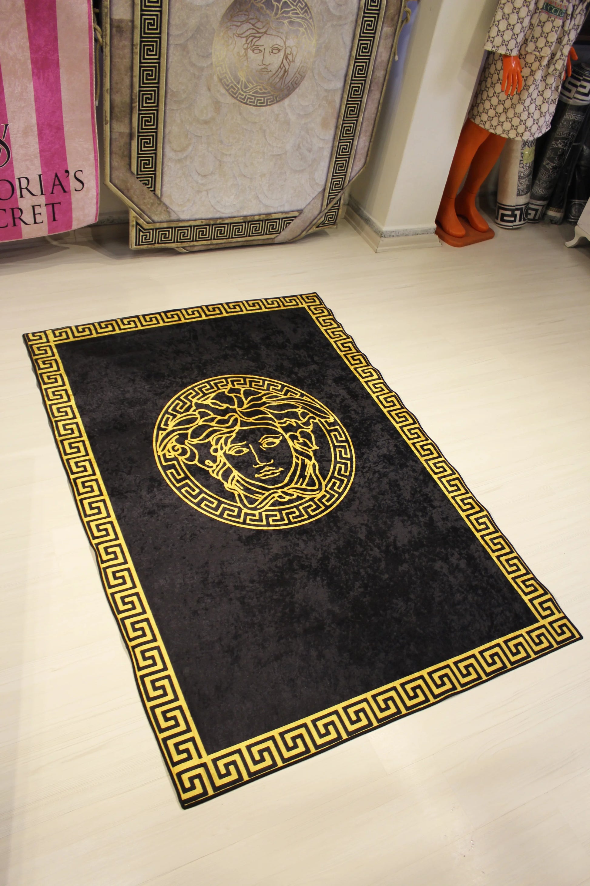Medusa Motif Gold-Siyah Versace Halı – Kaymaz Taban, Makinede Yıkanabilir