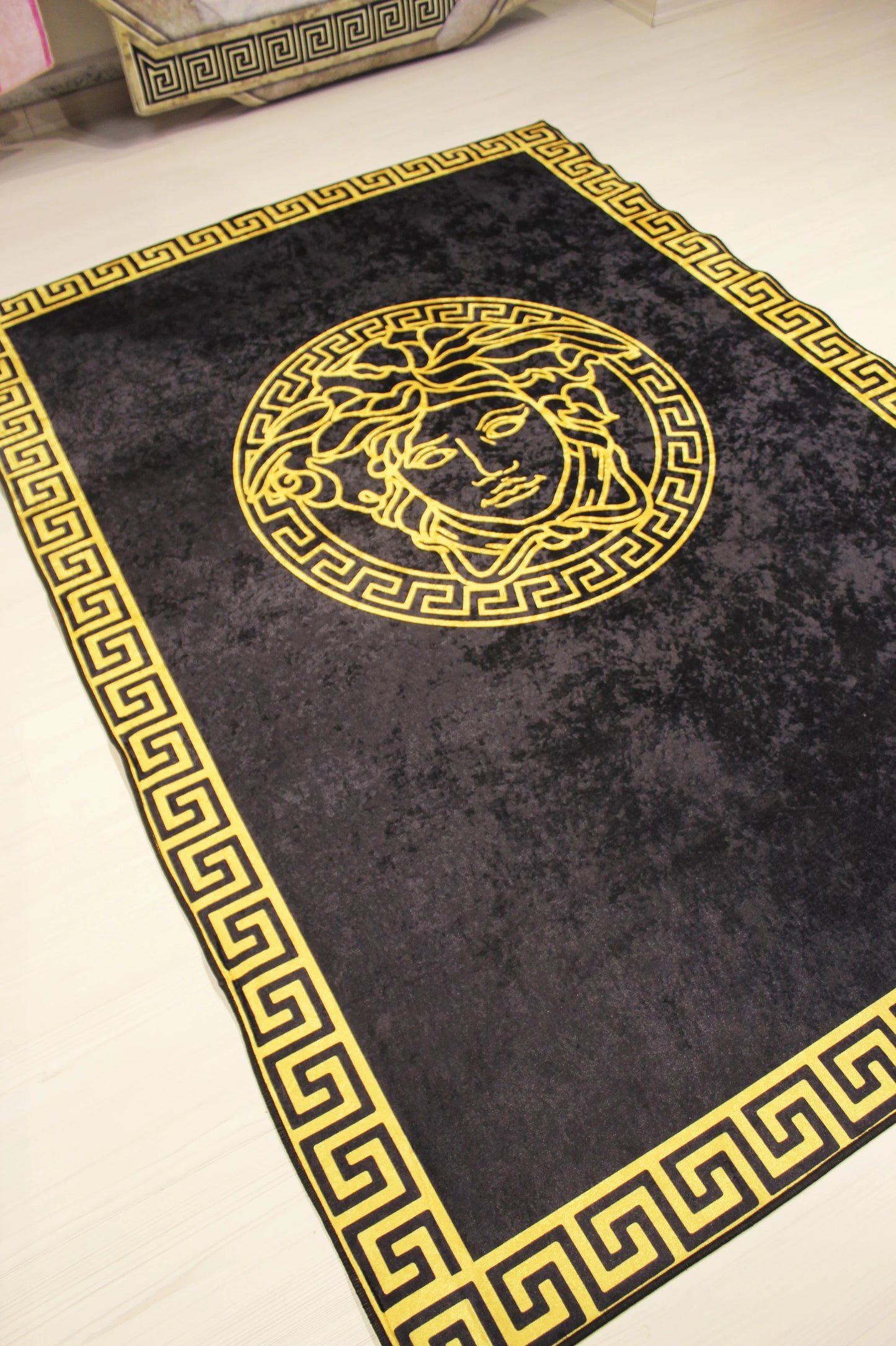 Medusa Motif Gold-Siyah Versace Halı – Kaymaz Taban, Makinede Yıkanabilir