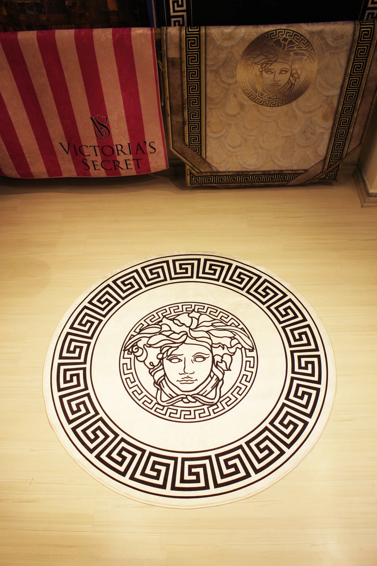 Medusa Motif Yuvarlak Beyaz Versace Halı – Kaymaz Taban, Makinede Yıkanabilir