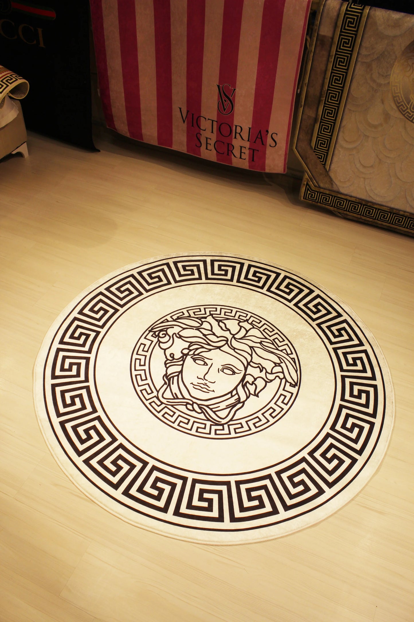 Medusa Motif Yuvarlak Beyaz Versace Halı – Kaymaz Taban, Makinede Yıkanabilir