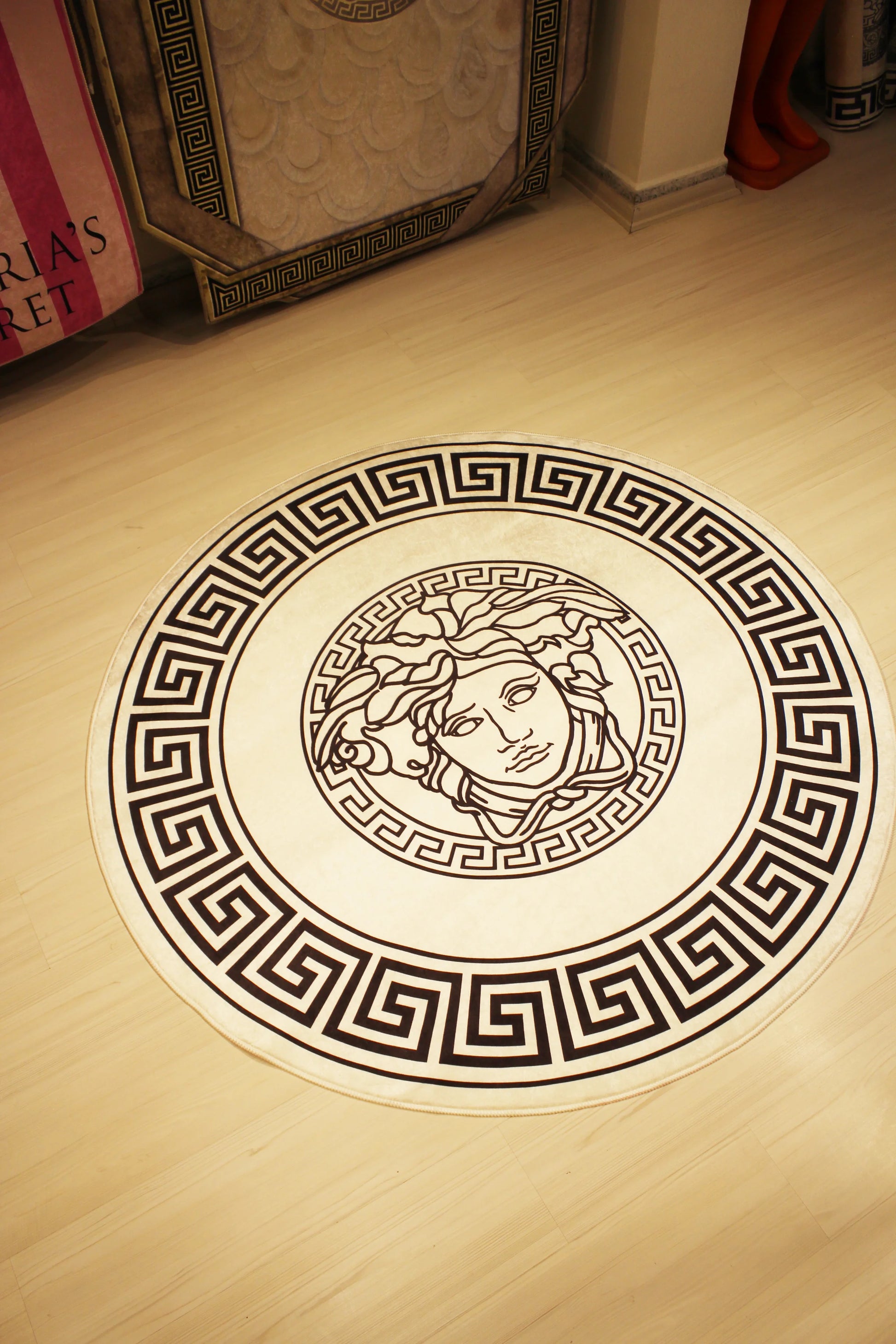 Medusa Motif Yuvarlak Beyaz Versace Halı – Kaymaz Taban, Makinede Yıkanabilir
