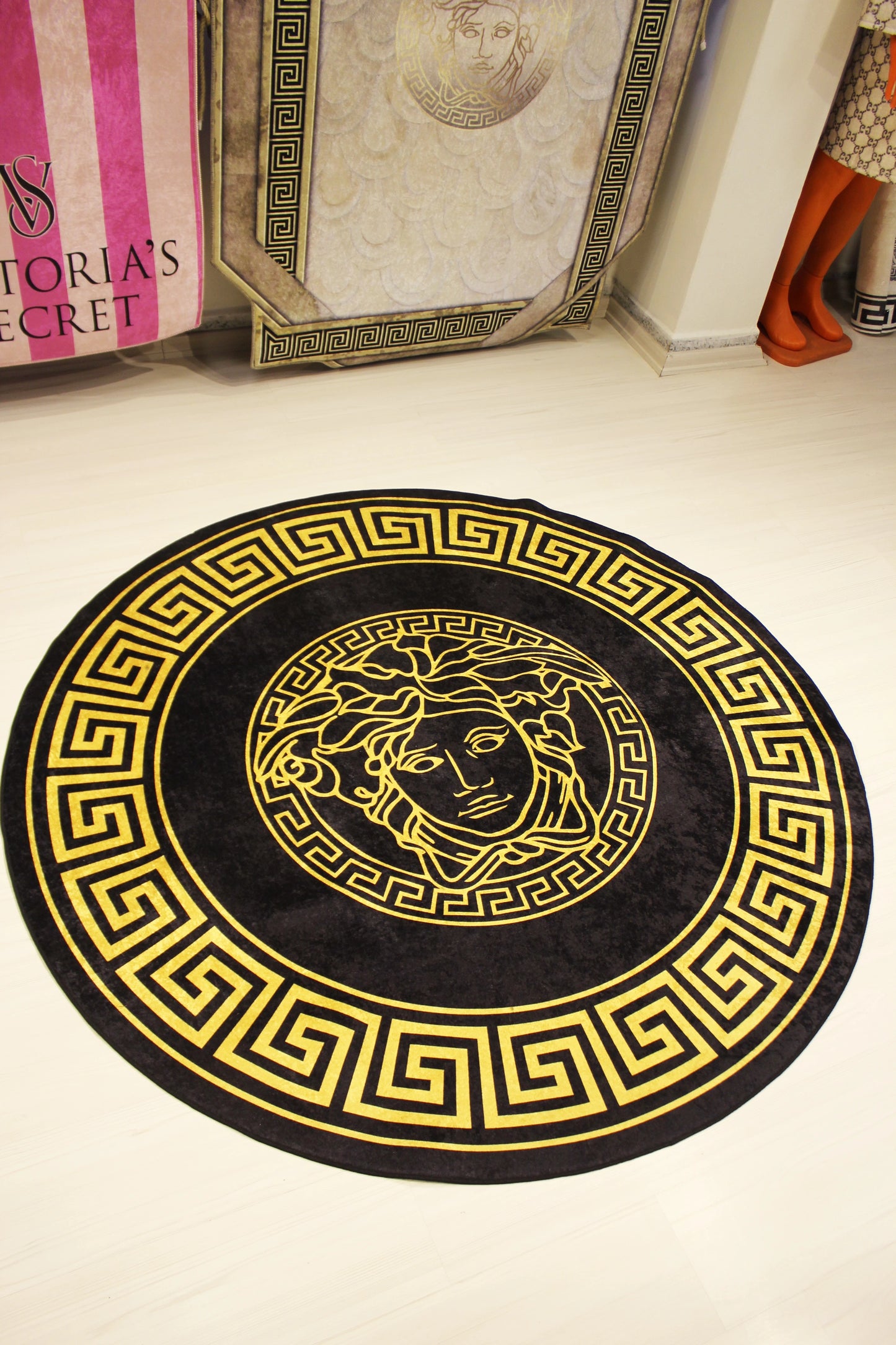 Medusa Motif Yuvarlak Gold Siyah Versace Halı – Kaymaz Taban, Makinede Yıkanabilir