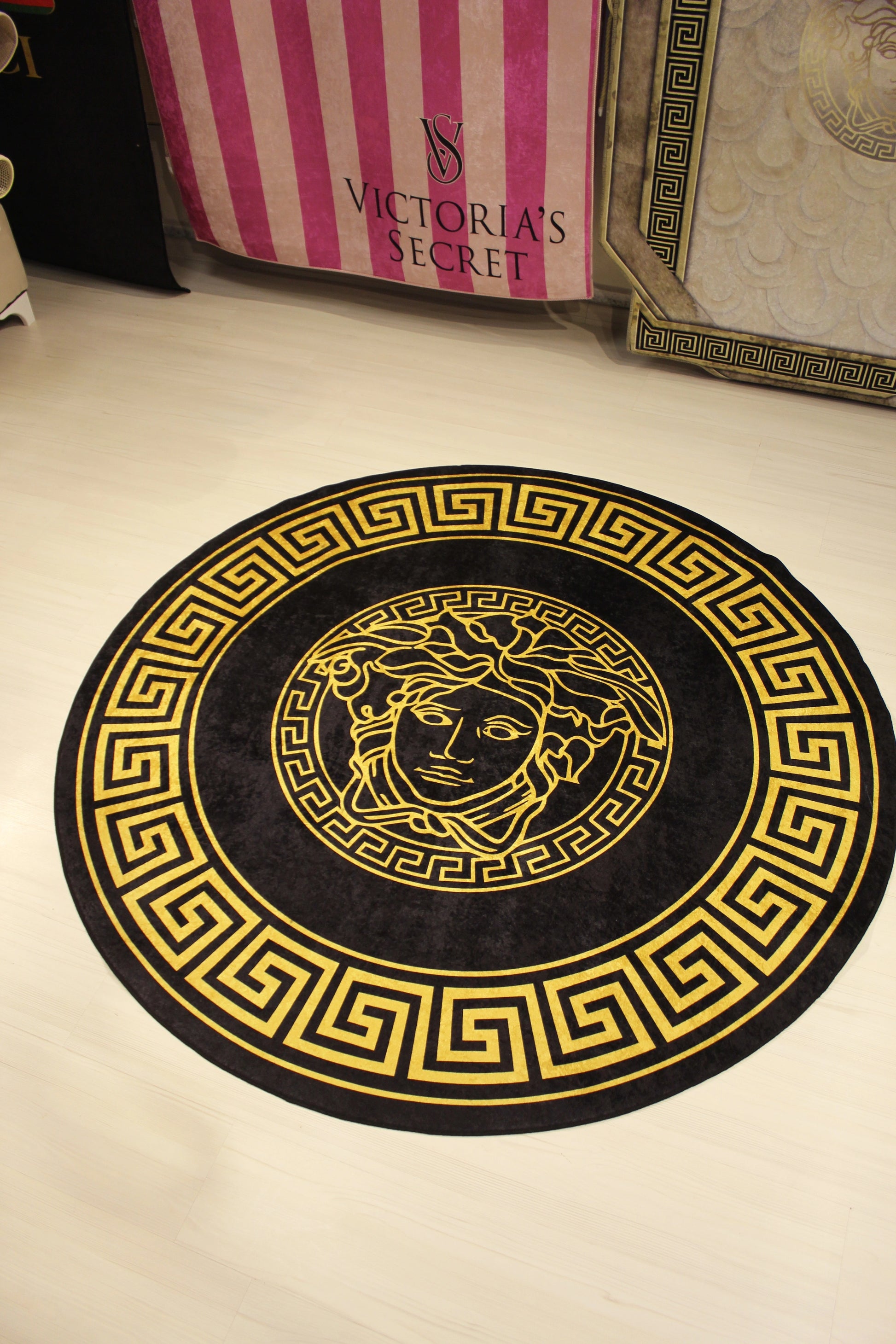 Medusa Motif Yuvarlak Gold Siyah Versace Halı – Kaymaz Taban, Makinede Yıkanabilir