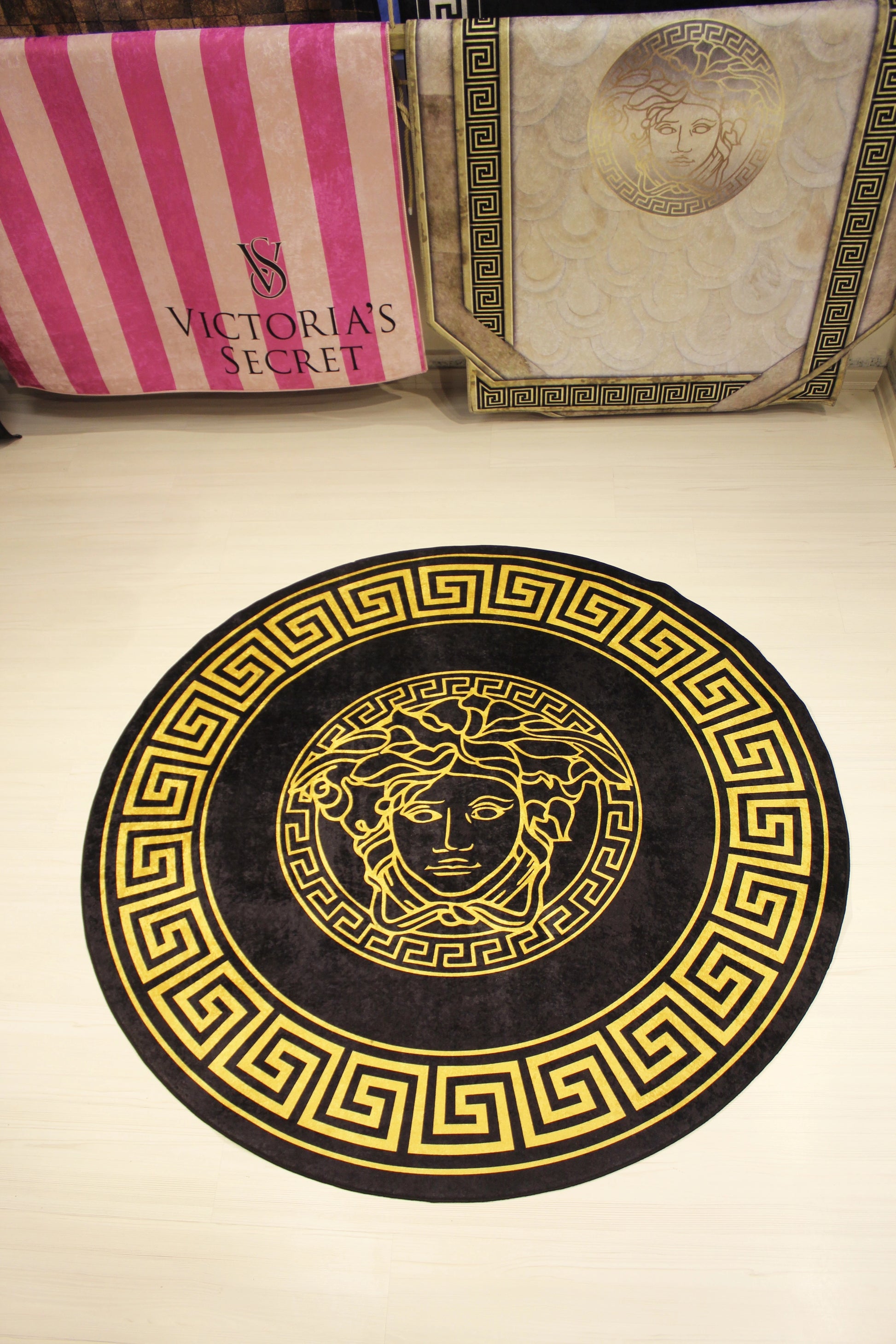 Medusa Motif Yuvarlak Gold Siyah Versace Halı – Kaymaz Taban, Makinede Yıkanabilir