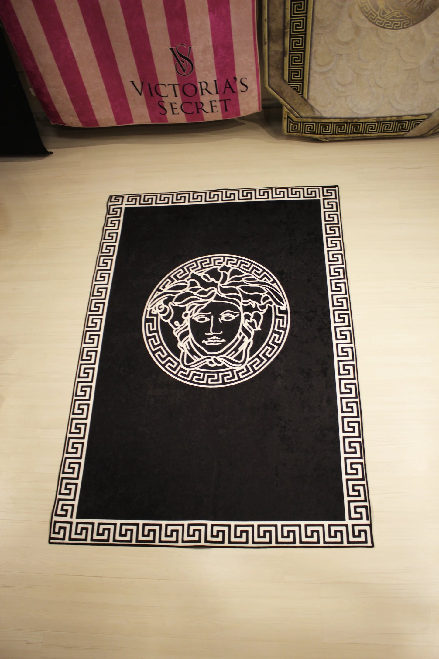 Medusa Motif Yuvarlak Siyah-Beyaz Versace Halı – Kaymaz Taban, Makinede Yıkanabilir