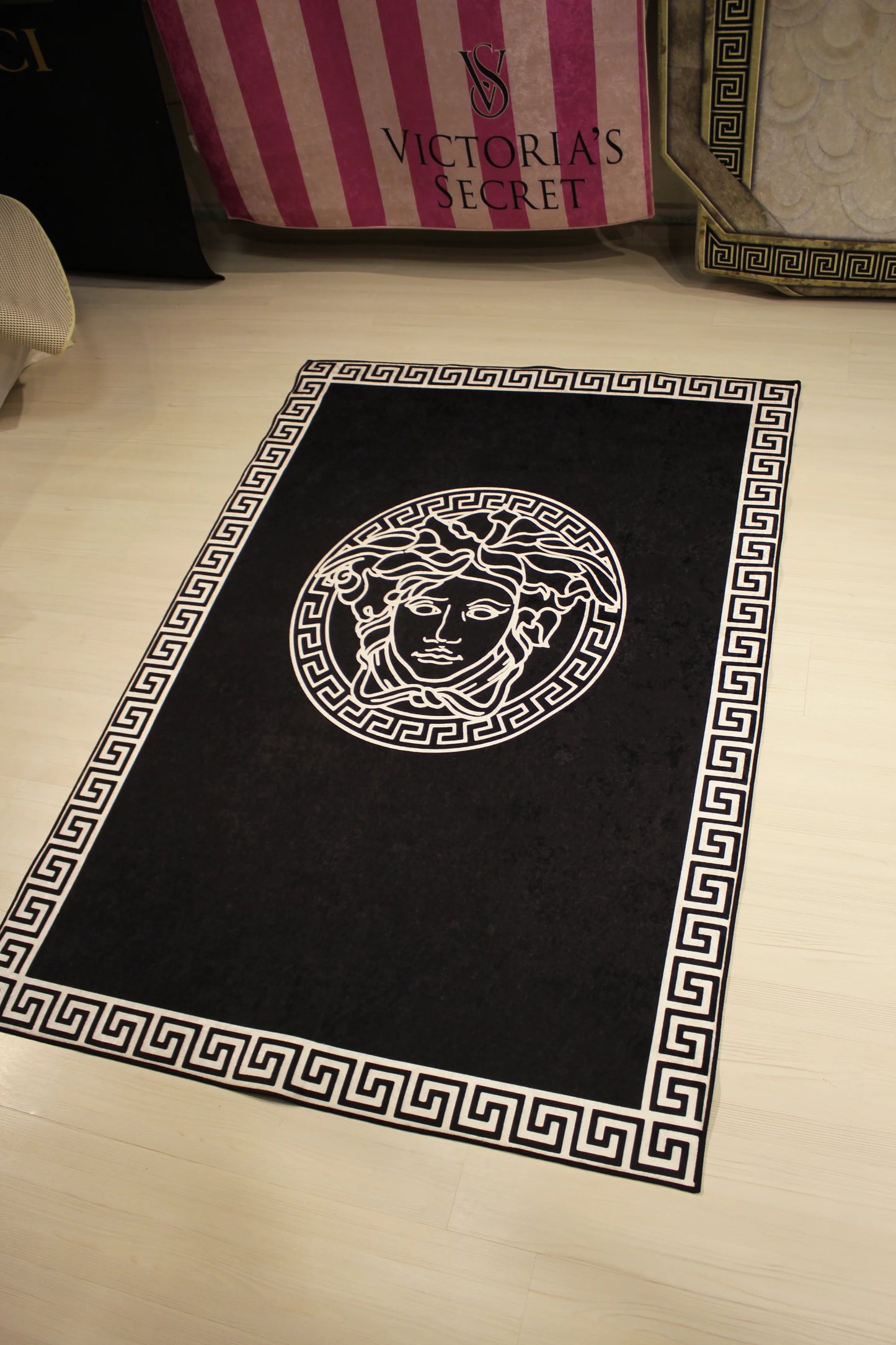 Medusa Motif Yuvarlak Siyah-Beyaz Versace Halı – Kaymaz Taban, Makinede Yıkanabilir