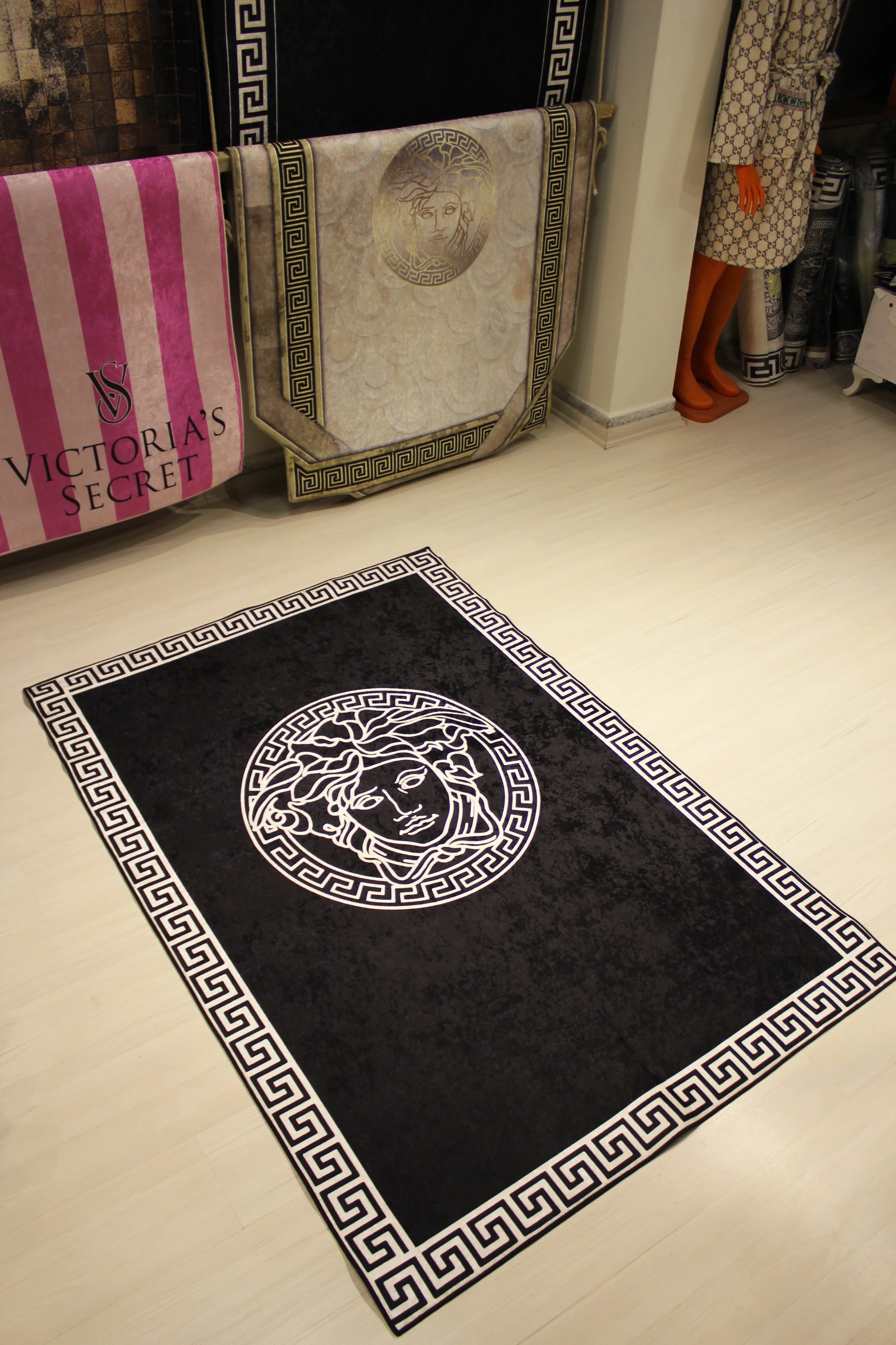 Medusa Motif Yuvarlak Siyah-Beyaz Versace Halı – Kaymaz Taban, Makinede Yıkanabilir