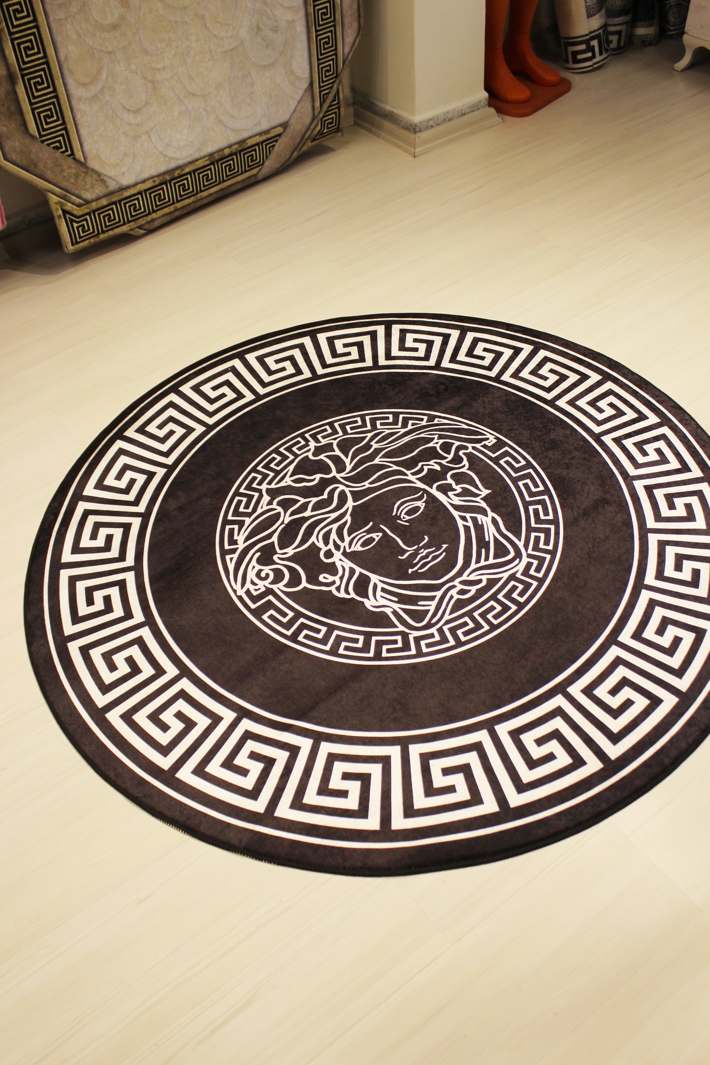 Medusa Motif Yuvarlak Siyah Versace Halı – Kaymaz Taban, Makinede Yıkanabilir