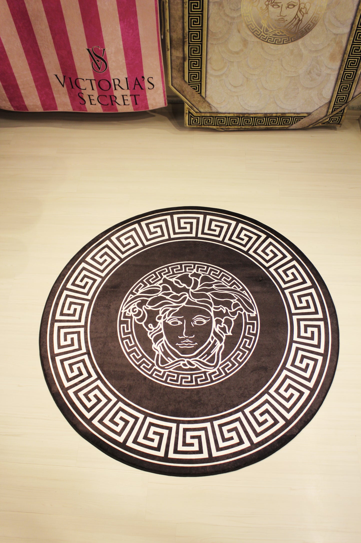 Medusa Motif Yuvarlak Siyah Versace Halı – Kaymaz Taban, Makinede Yıkanabilir