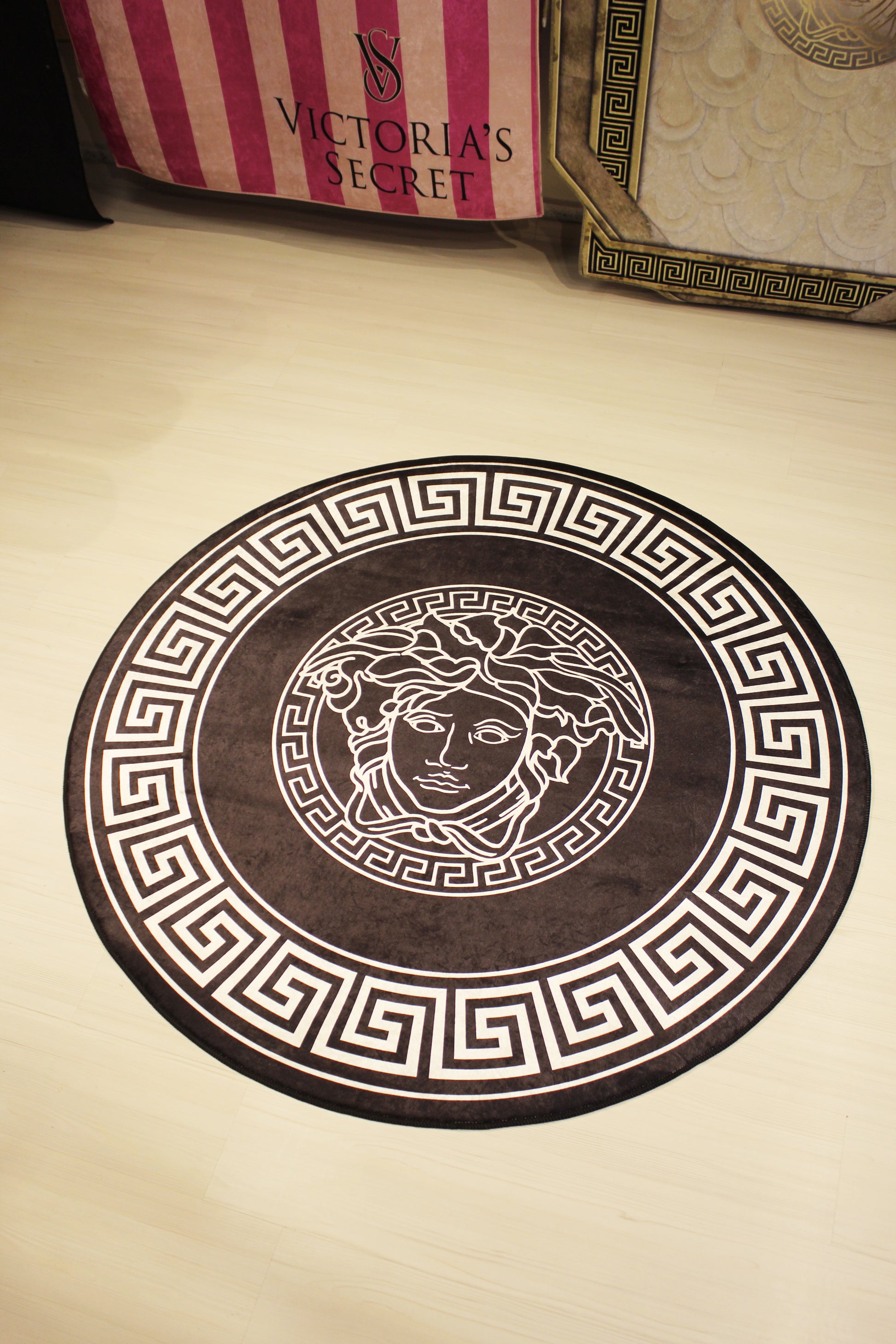 Medusa Motif Yuvarlak Siyah Versace Halı – Kaymaz Taban, Makinede Yıkanabilir