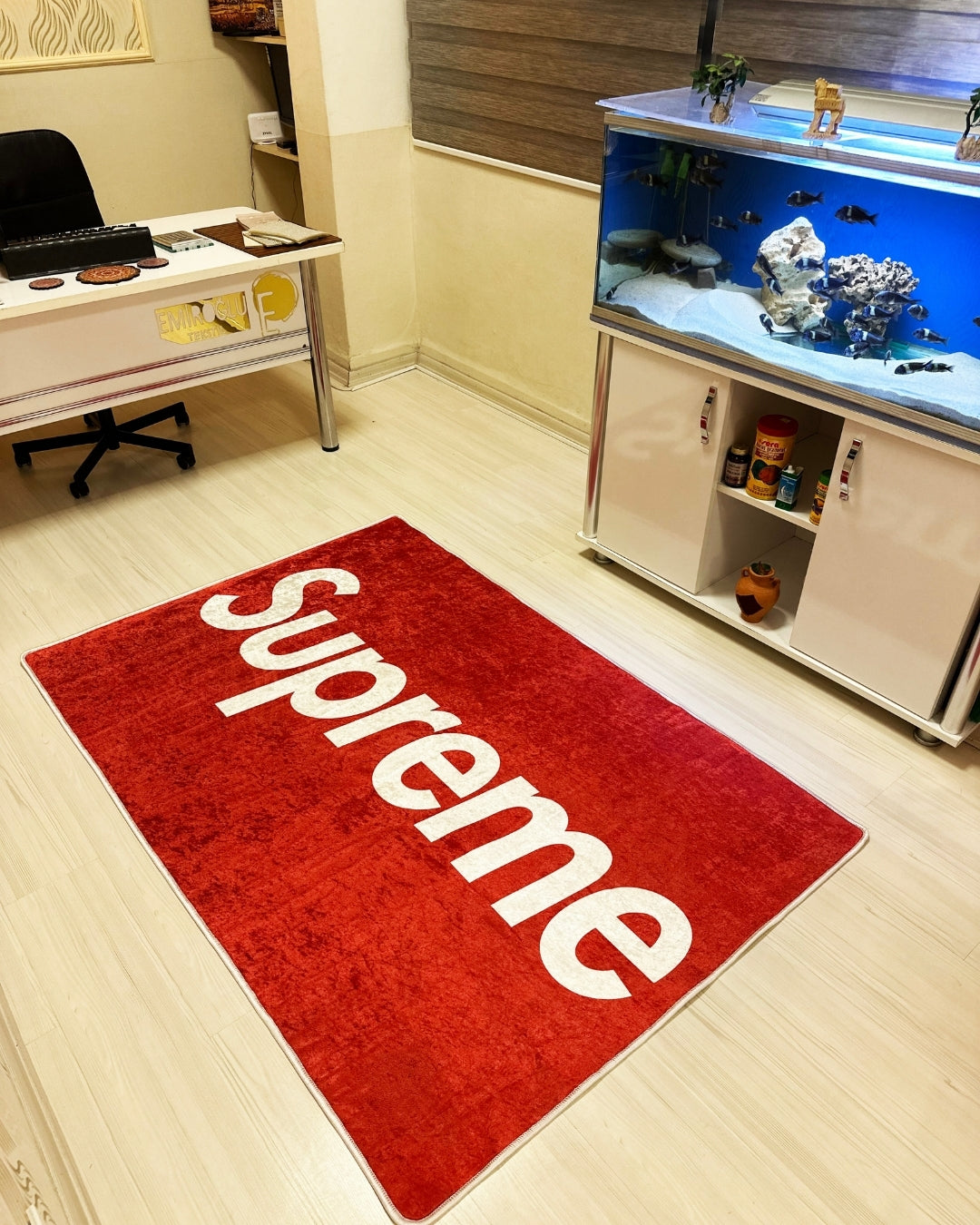 Kırmızı Zemin Özel Tasarım Deri Taban Dijital Baskı Supreme Marka Halı4