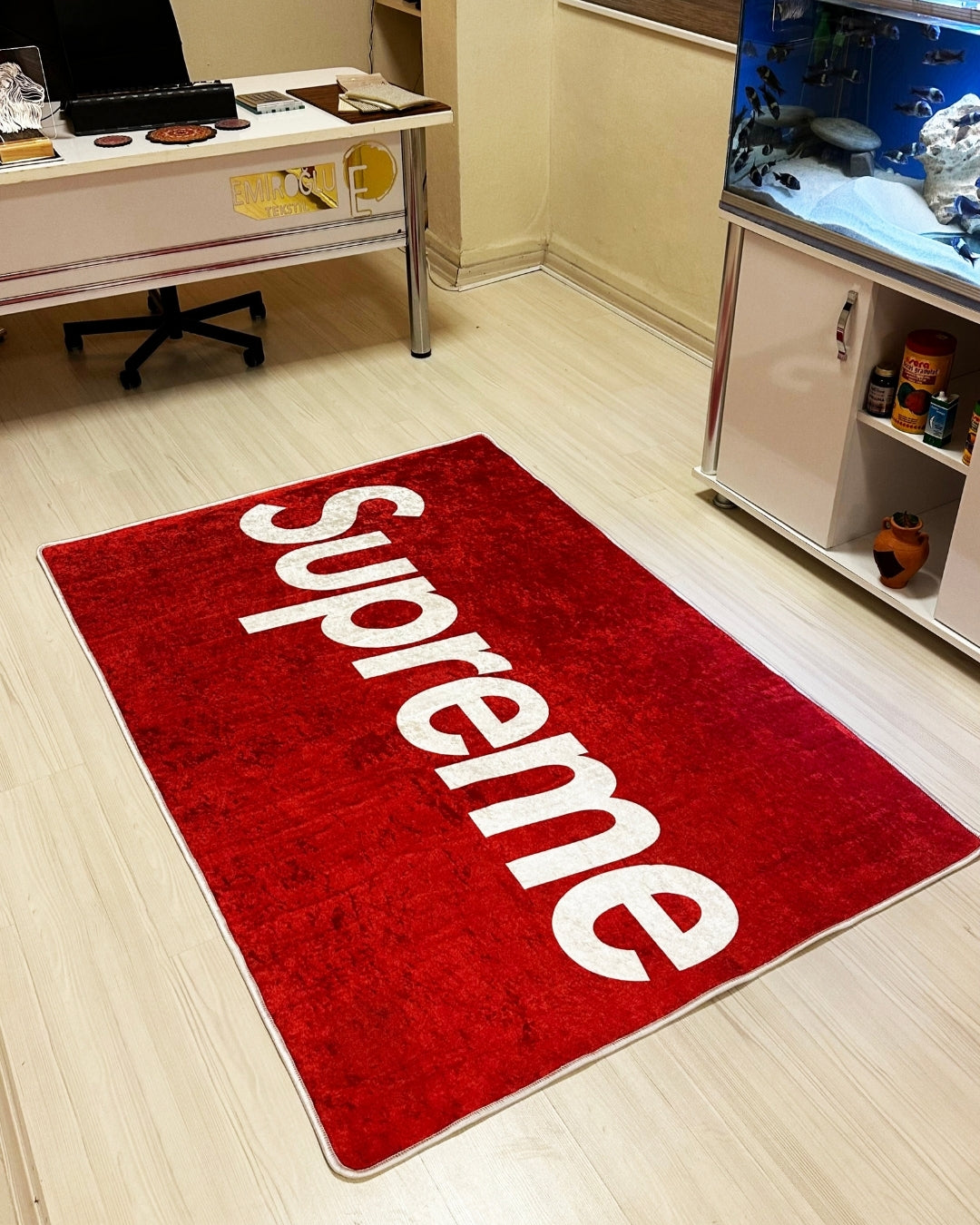 Kırmızı Zemin Özel Tasarım Deri Taban Dijital Baskı Supreme Marka Halı2