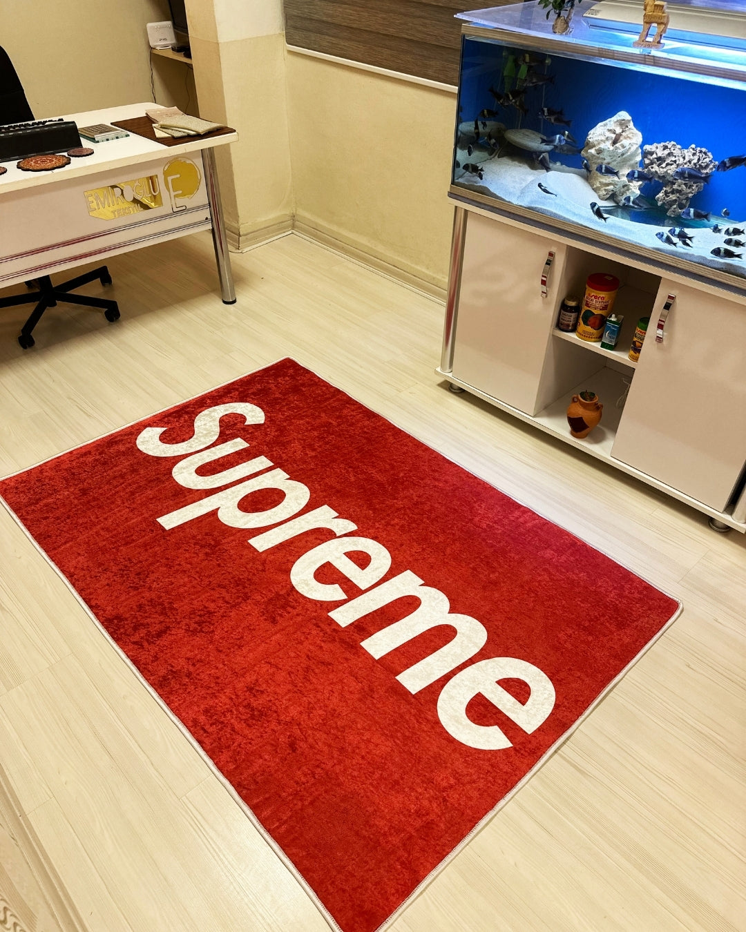 Kırmızı Zemin Özel Tasarım Deri Taban Dijital Baskı Supreme Marka Halı3