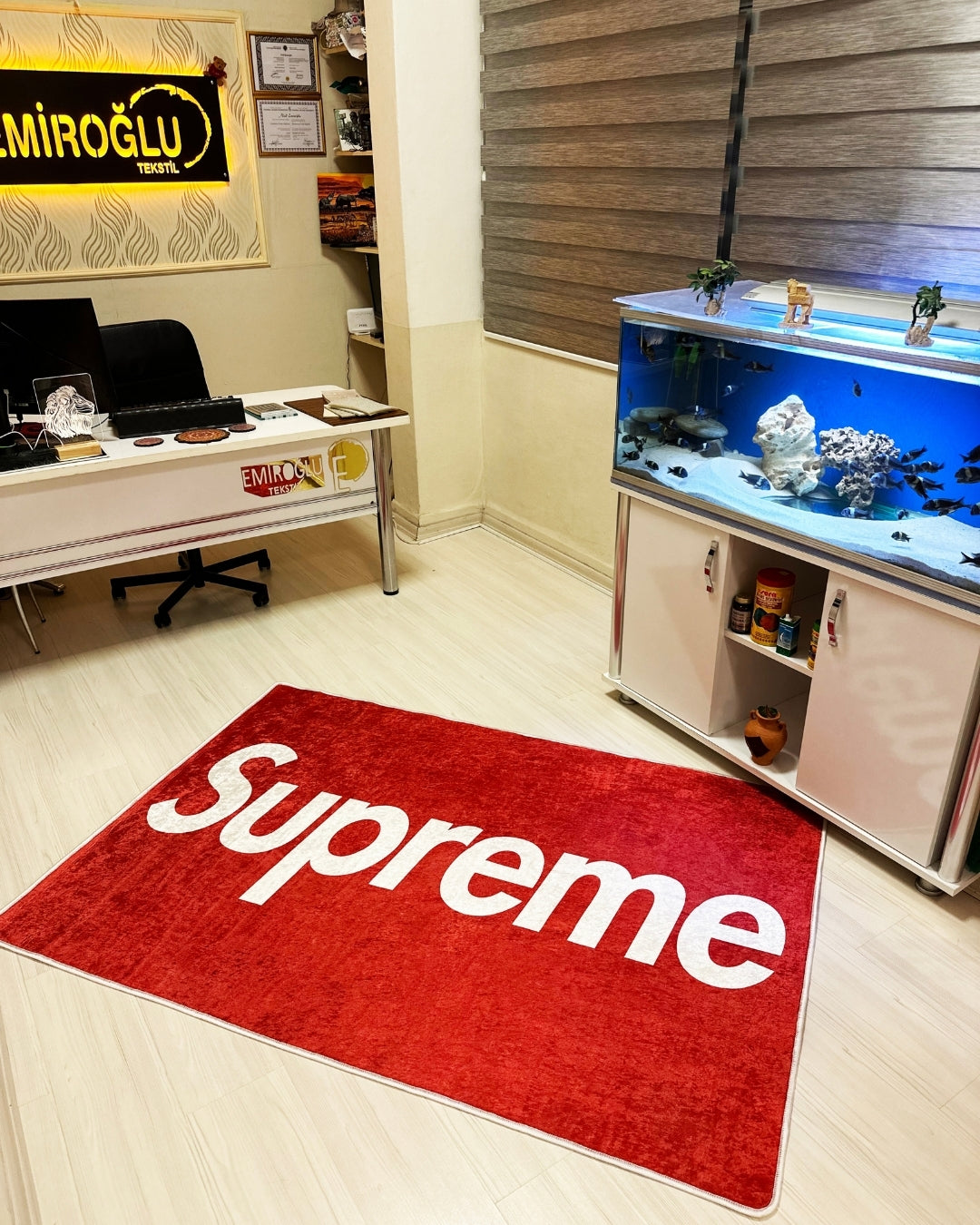 Kırmızı Zemin Özel Tasarım Deri Taban Dijital Baskı Supreme Marka Halı1