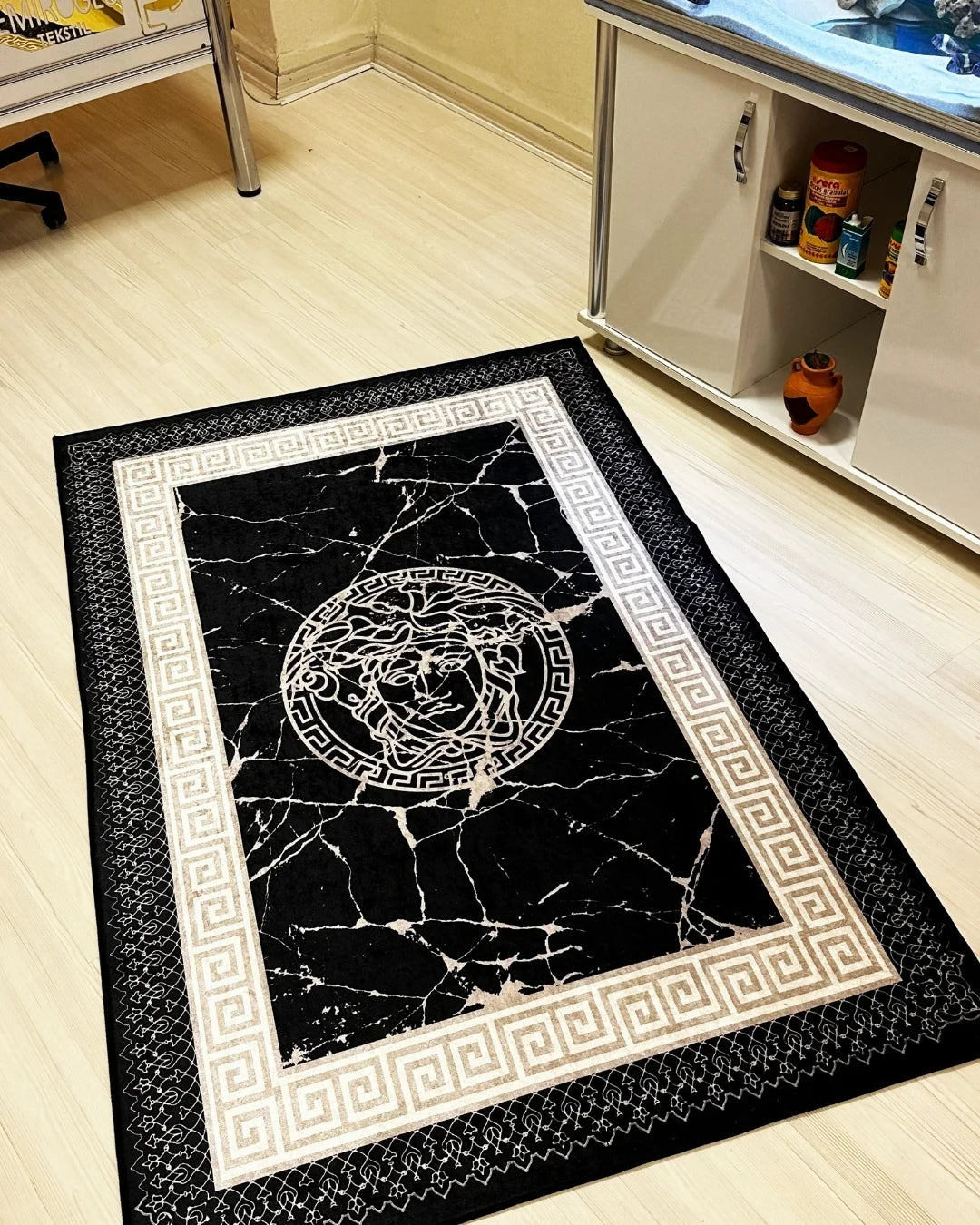 Anadolu Motifli Medusa Desenli Versace Halı – Deri Tabanlı, Yıkanabilir, Süngerli Yüzey1