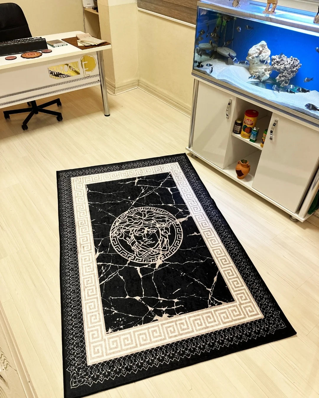 Anadolu Motifli Medusa Desenli Versace Halı – Deri Tabanlı, Yıkanabilir, Süngerli Yüzey2