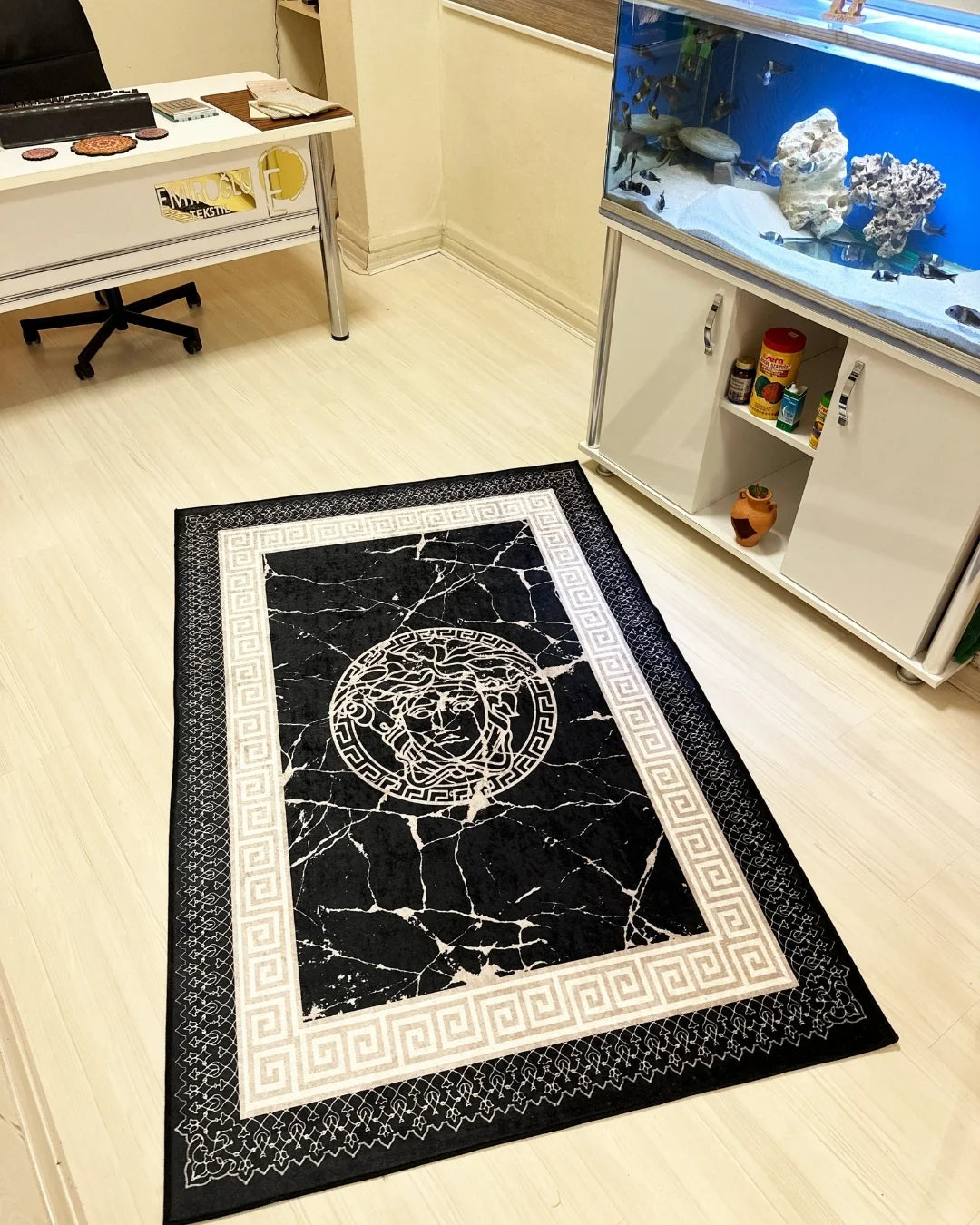 Anadolu Motifli Medusa Desenli Versace Halı – Deri Tabanlı, Yıkanabilir, Süngerli Yüzey3