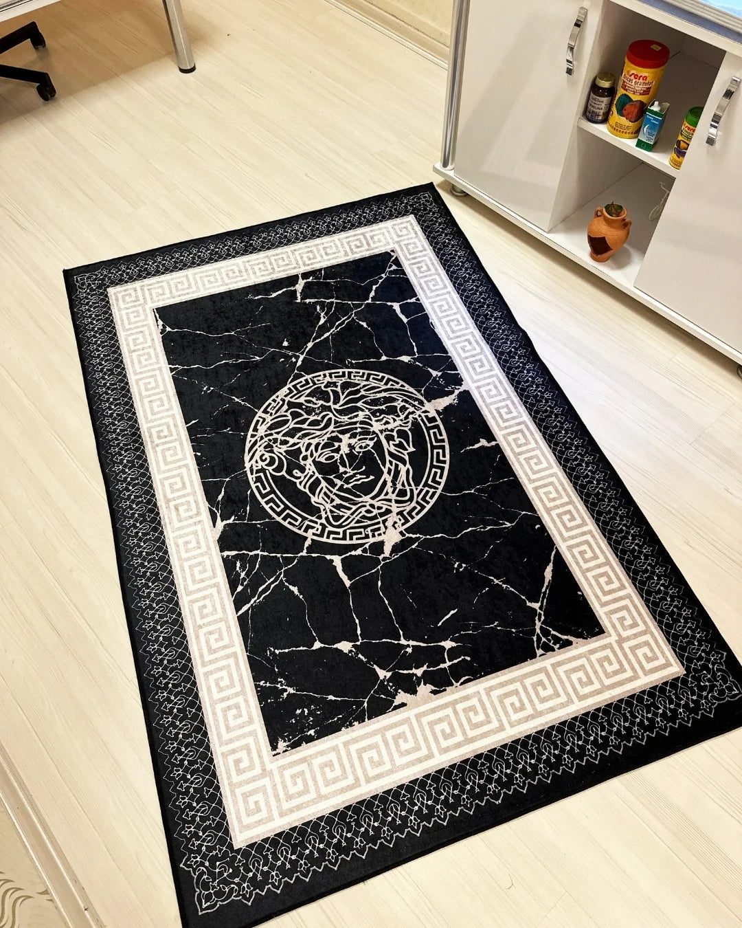 Anadolu Motifli Medusa Desenli Versace Halı – Deri Tabanlı, Yıkanabilir, Süngerli Yüzey4