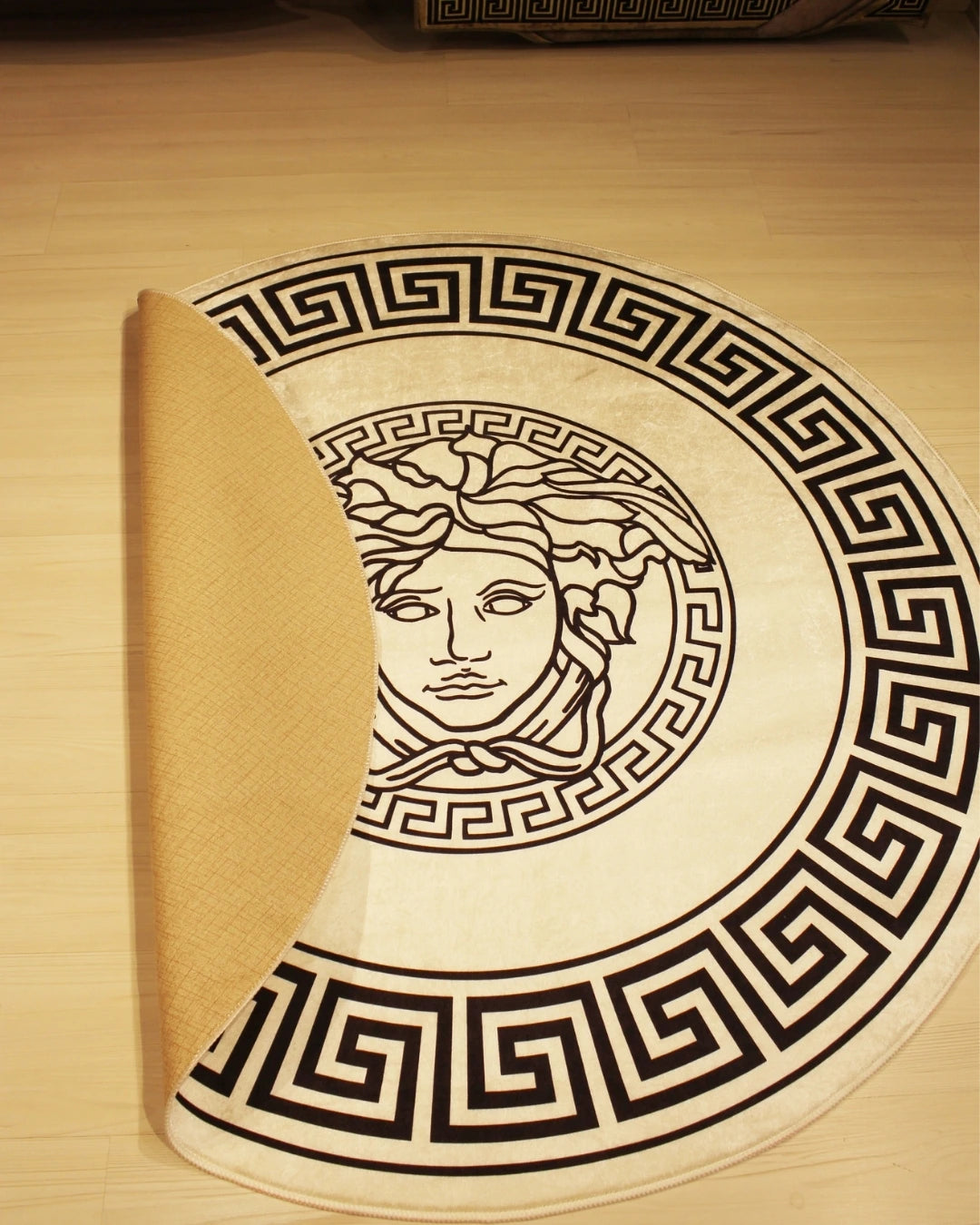 Medusa Motifli Beyaz Zemin Yuvarlak Versace Halı – Deri Taban, Yıkanabilir, Süngerli Yüzey4