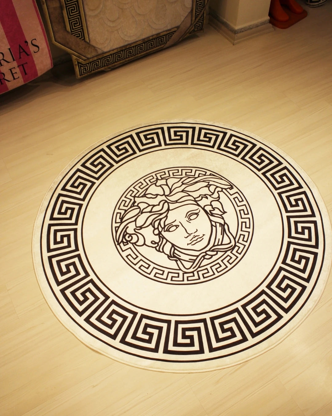 Medusa Motifli Beyaz Zemin Yuvarlak Versace Halı – Deri Taban, Yıkanabilir, Süngerli Yüzey3