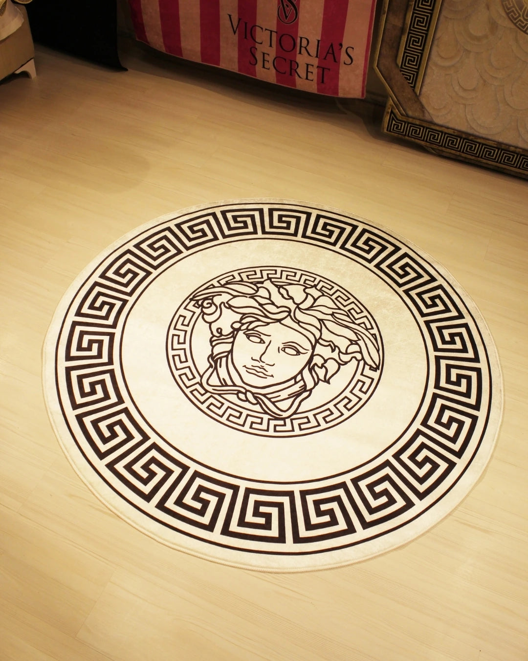 Medusa Motifli Beyaz Zemin Yuvarlak Versace Halı – Deri Taban, Yıkanabilir, Süngerli Yüzey2